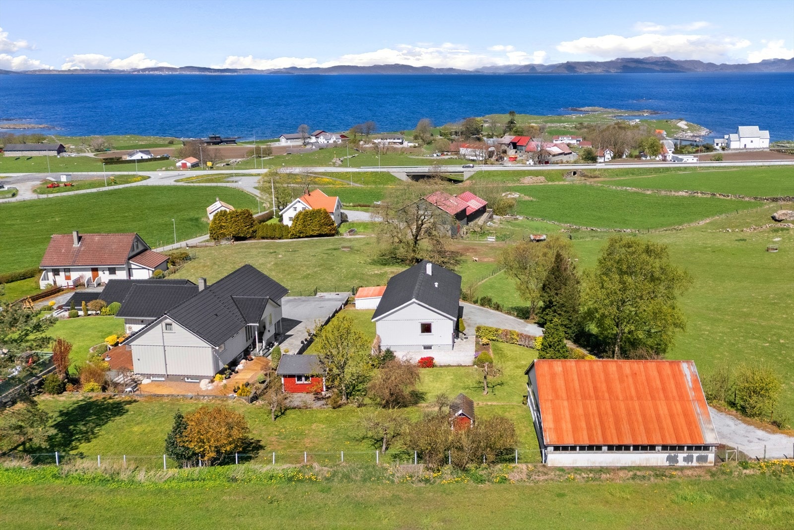 Oversikt over eiendommen med bolighus, garasje og verksted. Galleribilde