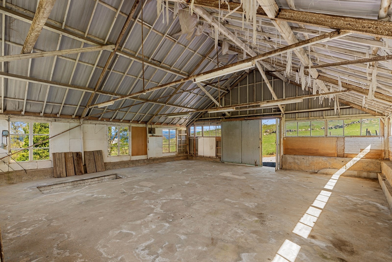 Stort verksted på 92 m², opprinnelig en del av et drivhus, nå kledd med stålplater. Galleribilde