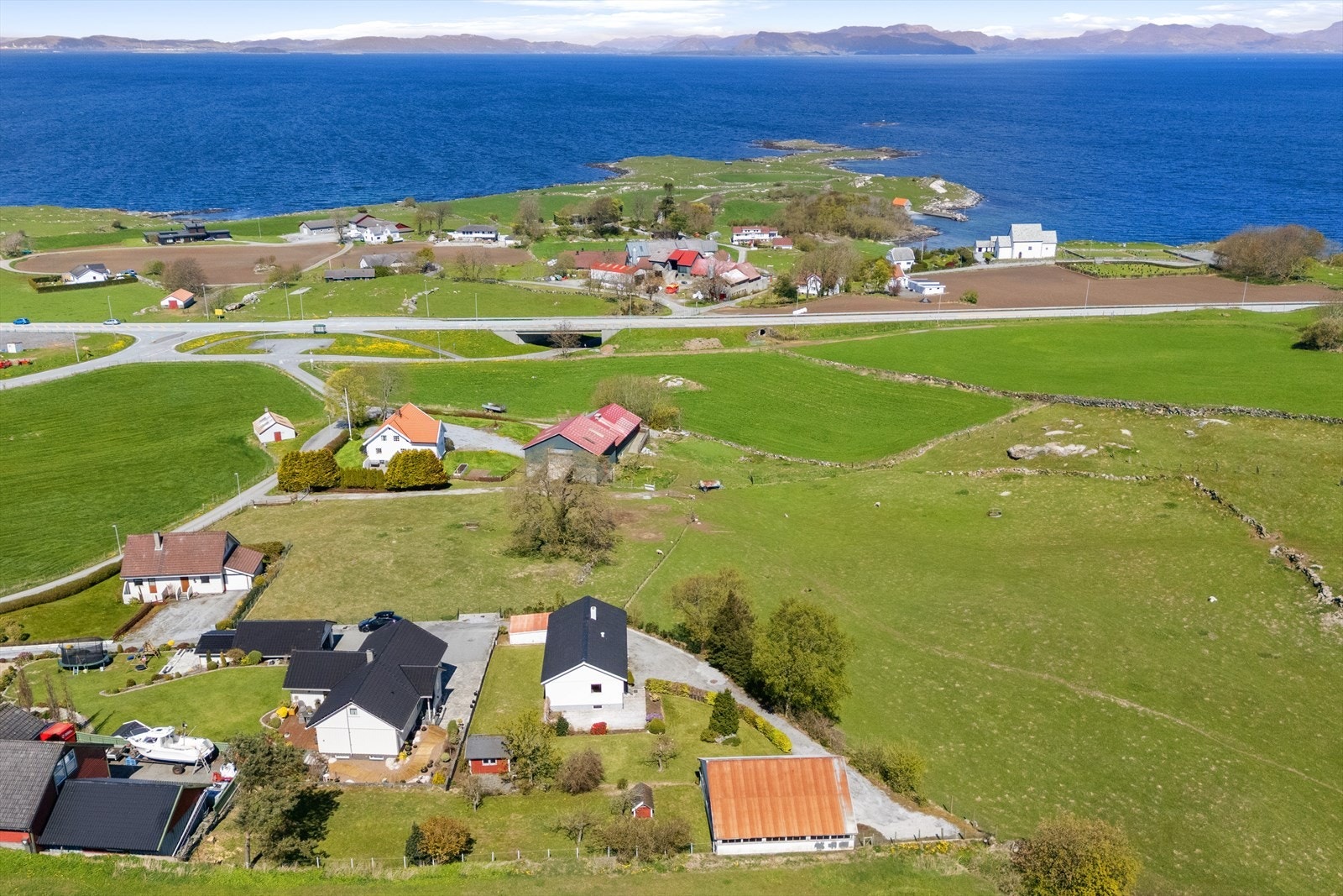 Eiendommen er en del av et etablert og rolig nabolag på Rennesøy Galleribilde