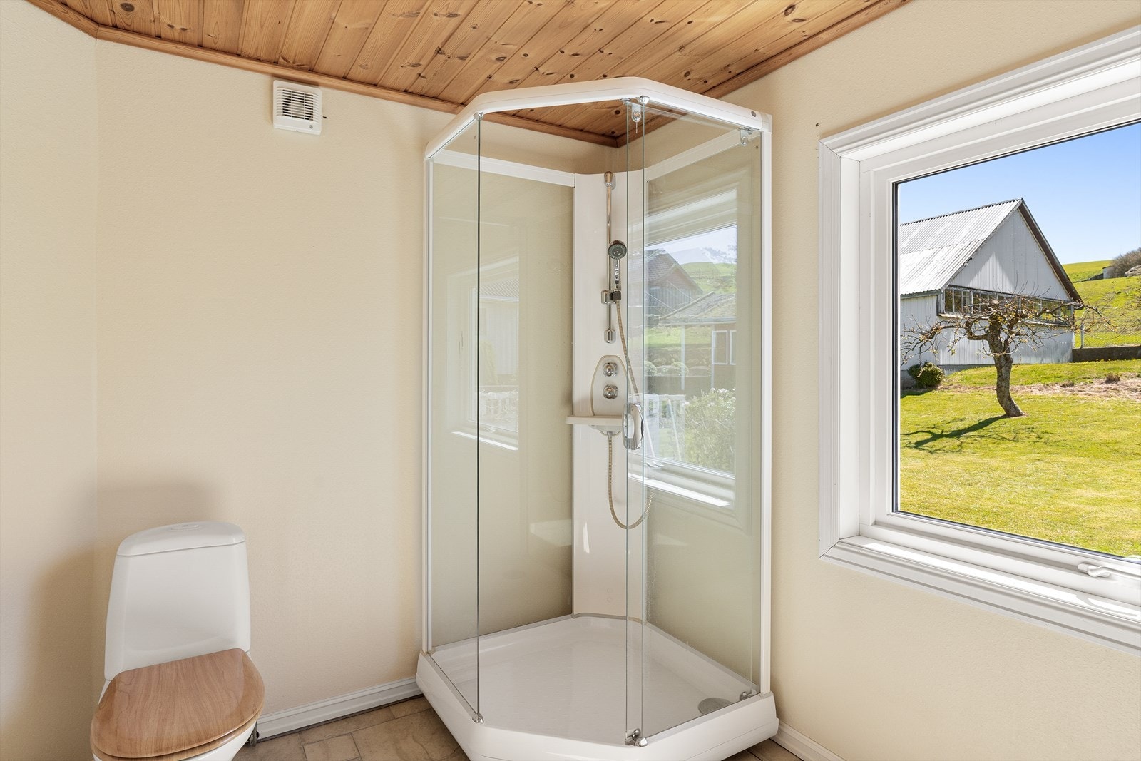 Badet er utstyrt med toalett og et praktisk dusjkabinett. Galleribilde