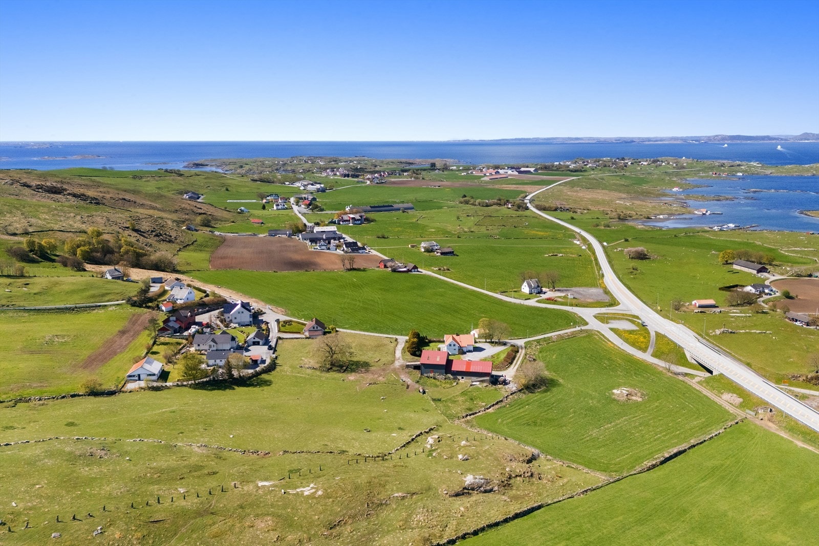 Fra eiendommen er det kort vei til sjøen og fine turområder. Galleribilde