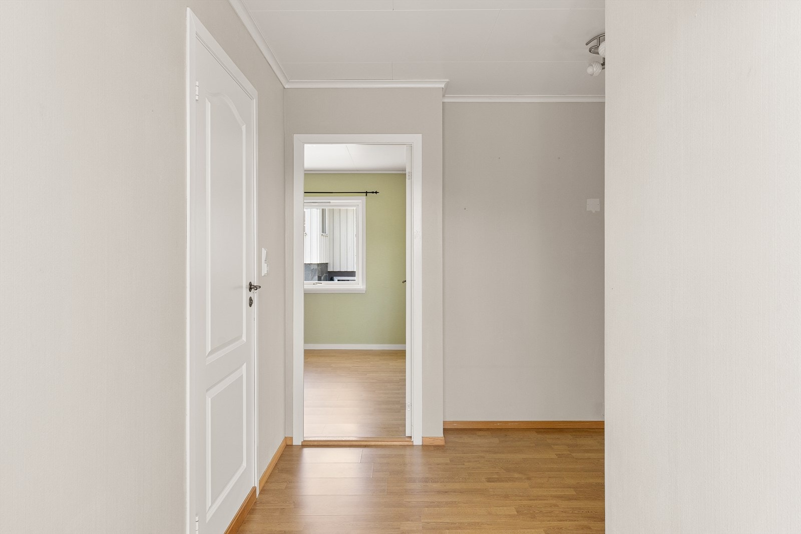 Fra gangen er det tilgang til boligens soverom og bad. Galleribilde