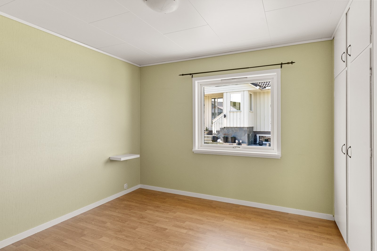 Det ene av to soverom i hovedetasjen, med plass til seng og garderobeløsning. Galleribilde