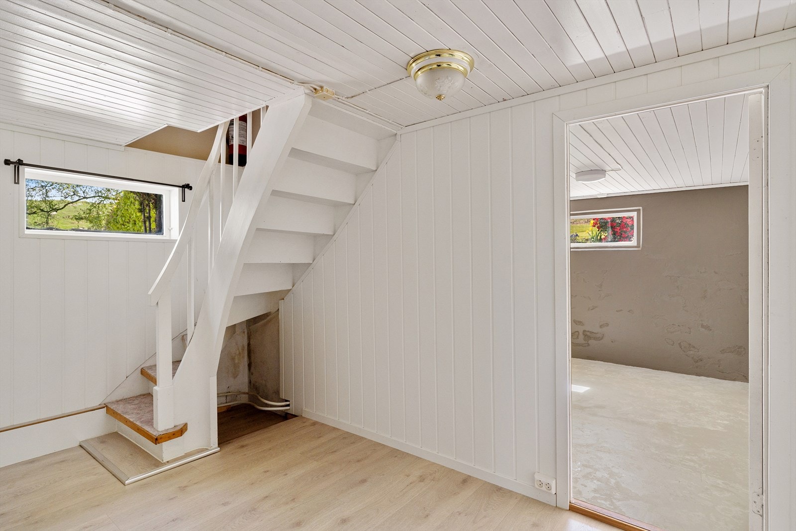 En malt tretrapp forbinder de to etasjene i boligen. Galleribilde
