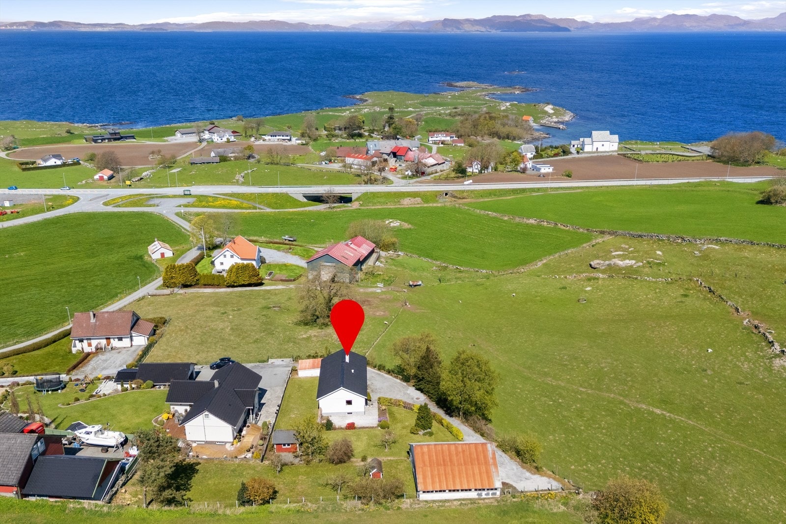 Velkommen til Stoggdalsveien 18 -Flott eiendom med idyllisk, landlig beliggenhet ca. 30 min. fra Stavanger sentrum- Stor tomt. Hus, garasje, romslig verksted Galleribilde