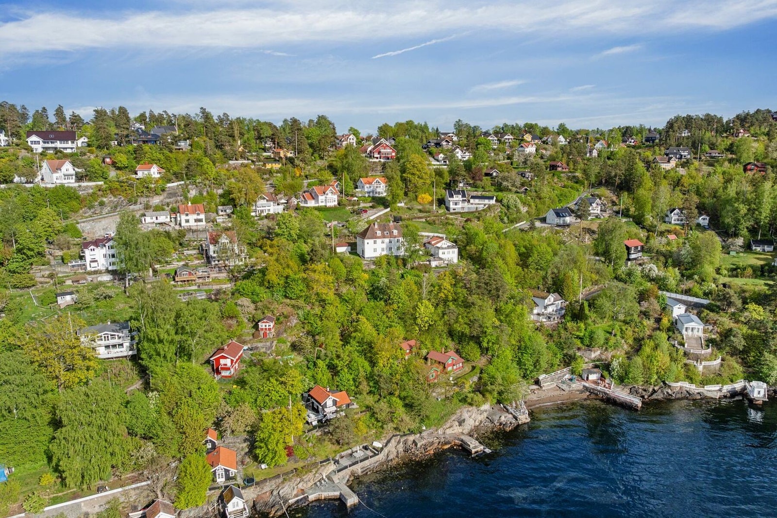 Flaskebekk/Sjøstrand er et av Nesoddens mest attraktive villaområder, idyllisk beliggende på Nesoddens vestside. Galleribilde