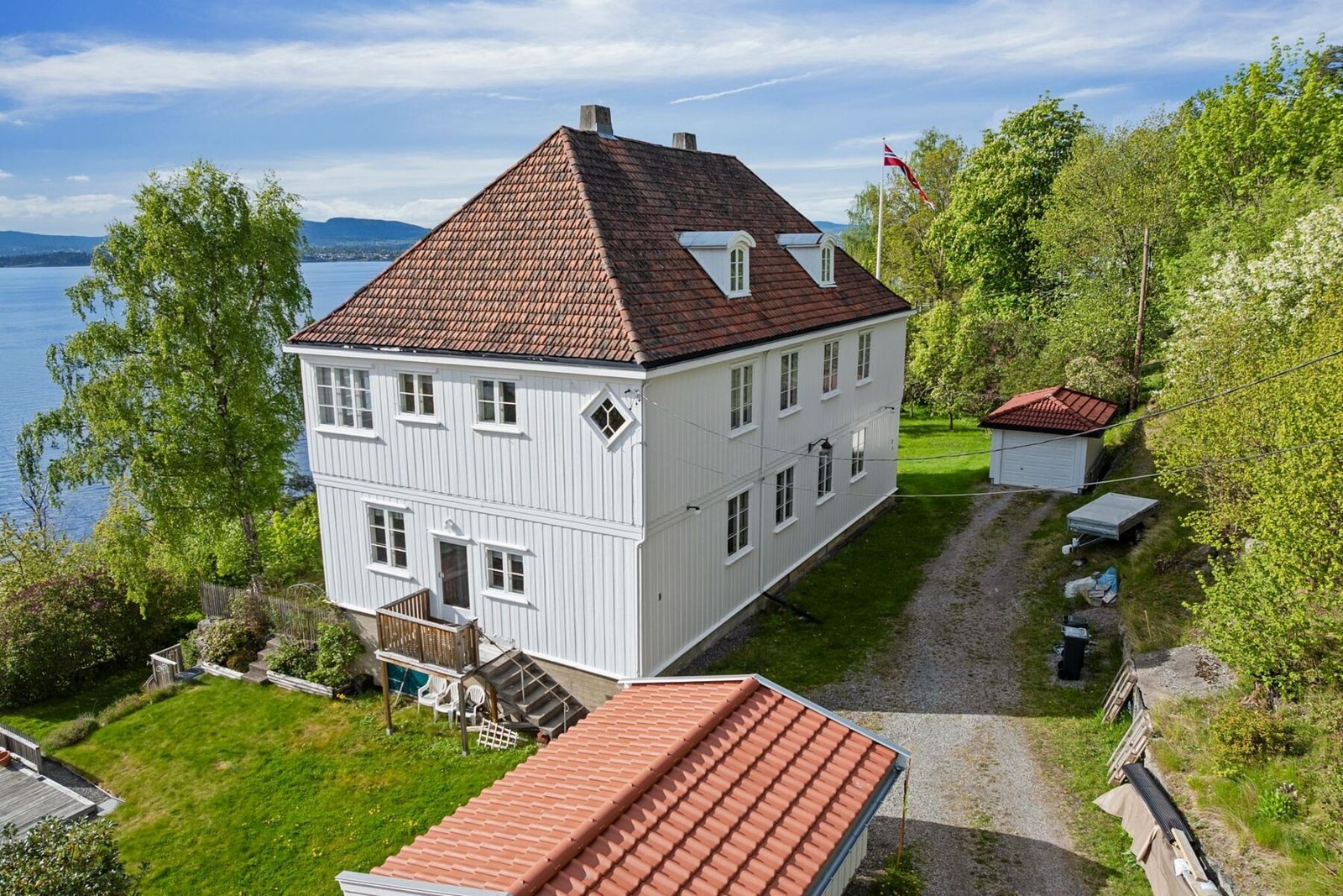 Boligen går over fire plan med kjelleretasje, 1. etasje, 2. etasje og loftsetasje, i tillegg til kaldtloft. Galleribilde