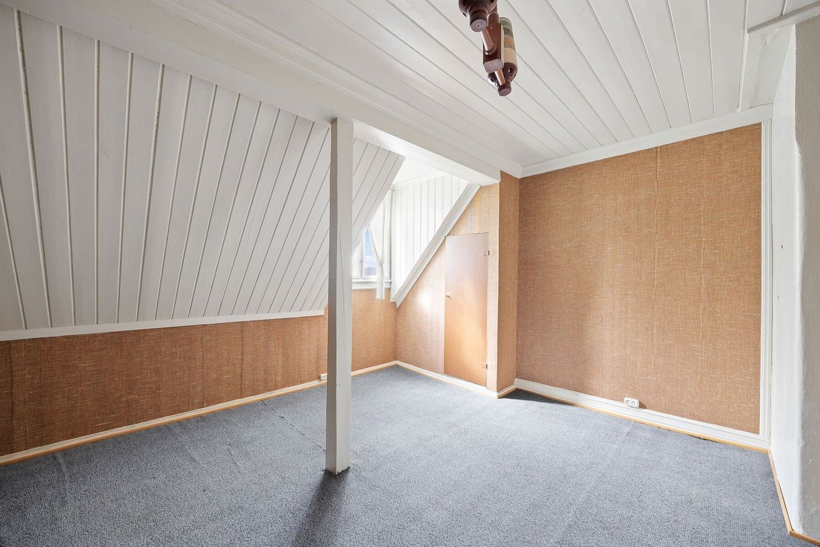 Etasjen har en lun og sjarmerende atmosfære med skråtak og klassisk loftspreg. Galleribilde