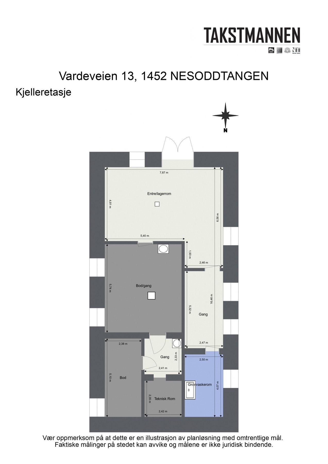 Kjelleretasjen har utvendig adkomst og inneholder flere boder, lagerrom, tekniske rom og grovvaskerom. Galleribilde