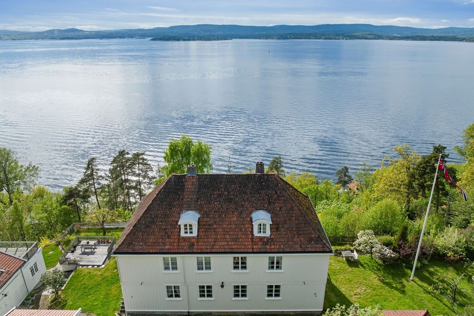 Boligen passer perfekt for deg som ønsker å skape noe helt eget og som ser verdien i eldre bygg med sjel, historie og særpreg. Galleribilde
