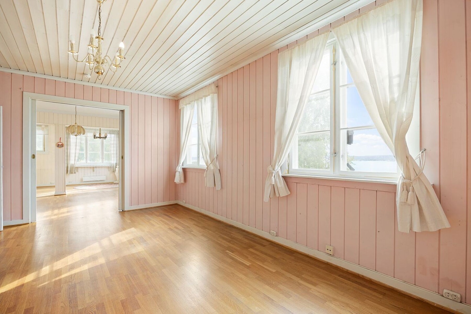 Storstuen fremstår som et naturlig samlingspunkt i boligen med god plass til større møblement og sosiale sammenkomster. Galleribilde