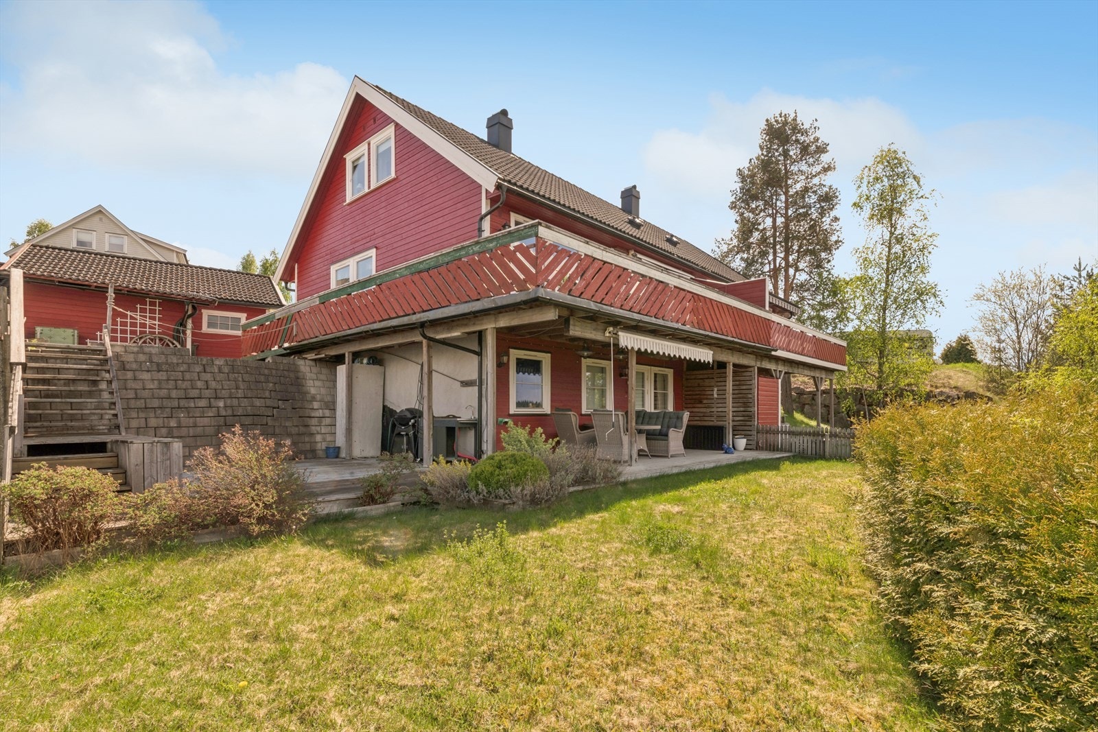 Tomten er opparbeidet med gressplen og beplantning. Galleribilde