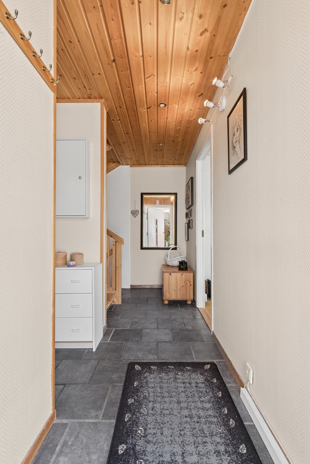 Velkommen inn! Entré med fliser på gulv og god plass til å henge fra seg yttertøy. Galleribilde