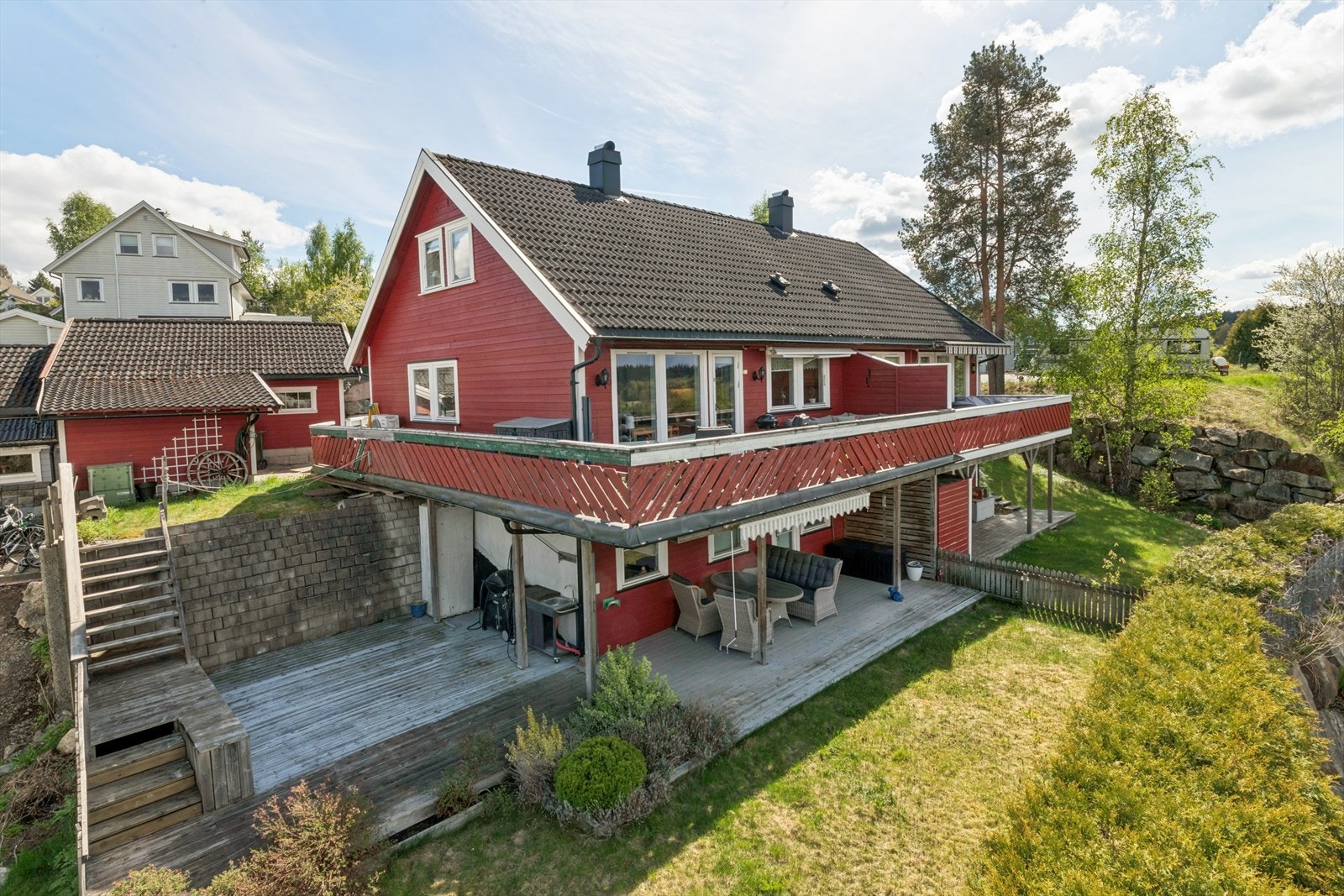 Boligen byr på solrike uteplasser er en naturlig forlengelse av boligen og gir rikelig med plass for uteliv og sosiale sammenkomster. Galleribilde