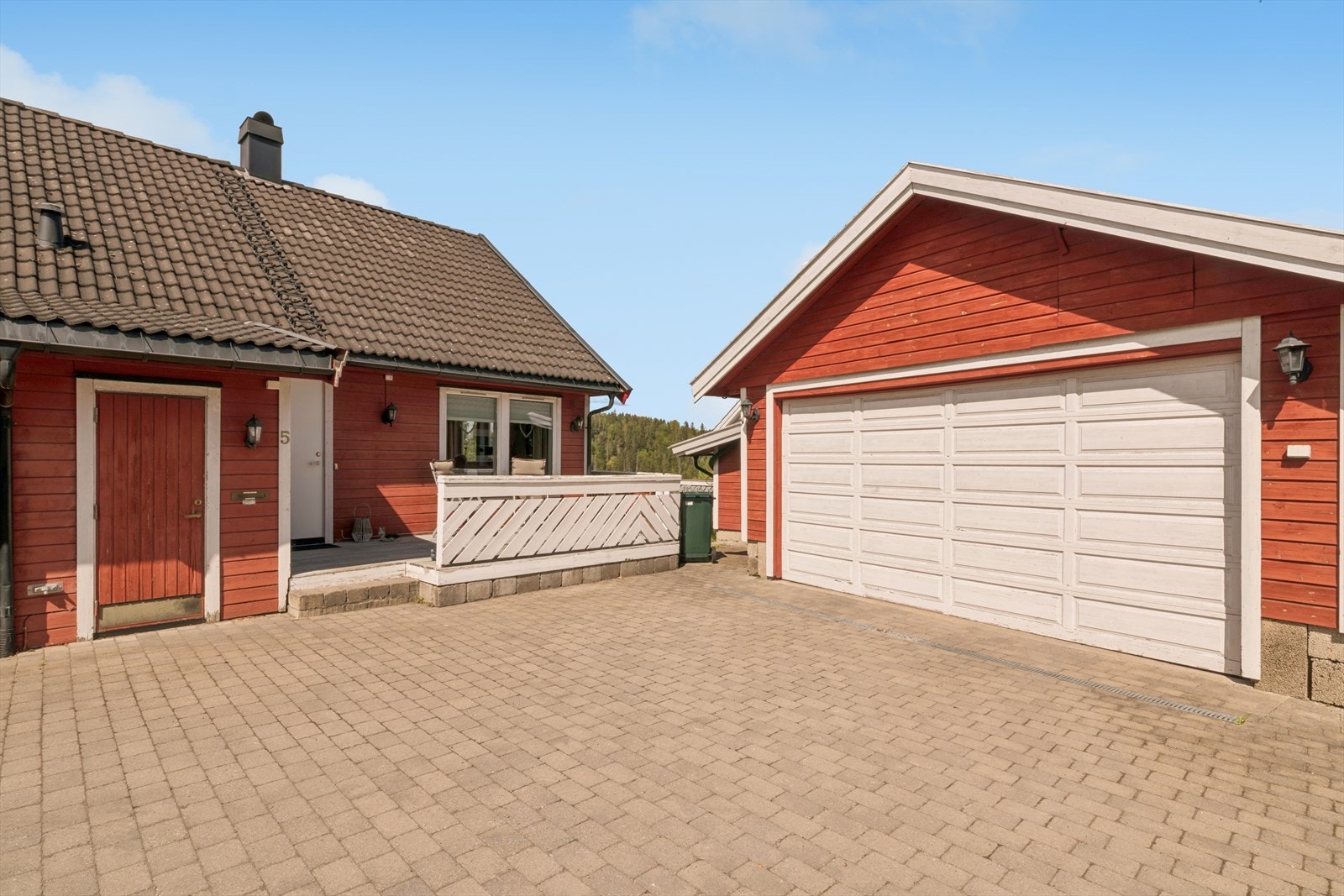 Eiendommen har egen biloppstillingsplass på gårdsplass, og i dobbelgarasje. Galleribilde