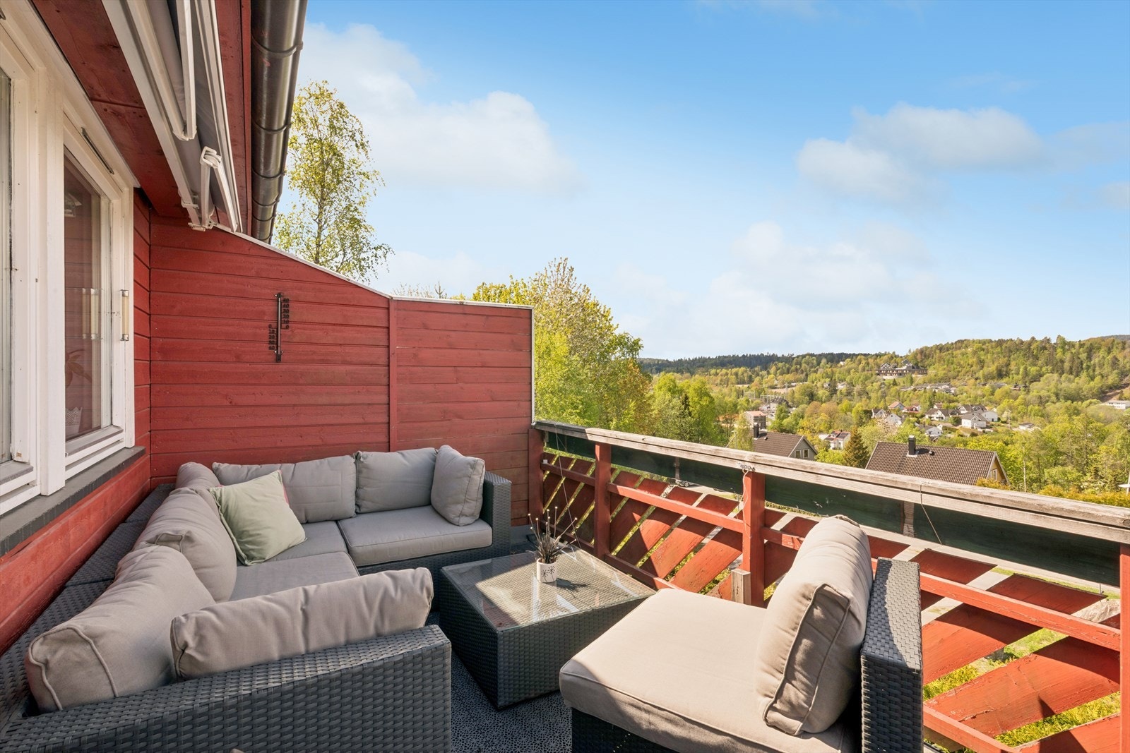 Solrik terrasse med markise. Galleribilde