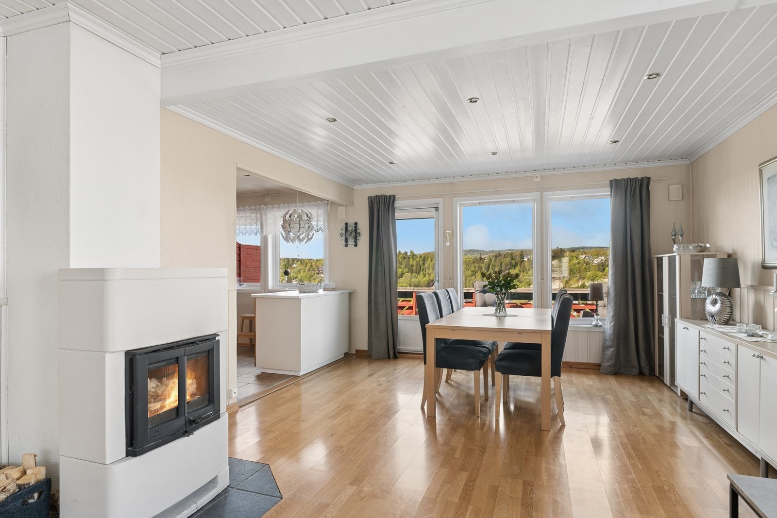 Fra stuen er det utgang til en romslig terrasse på 30 m². Galleribilde