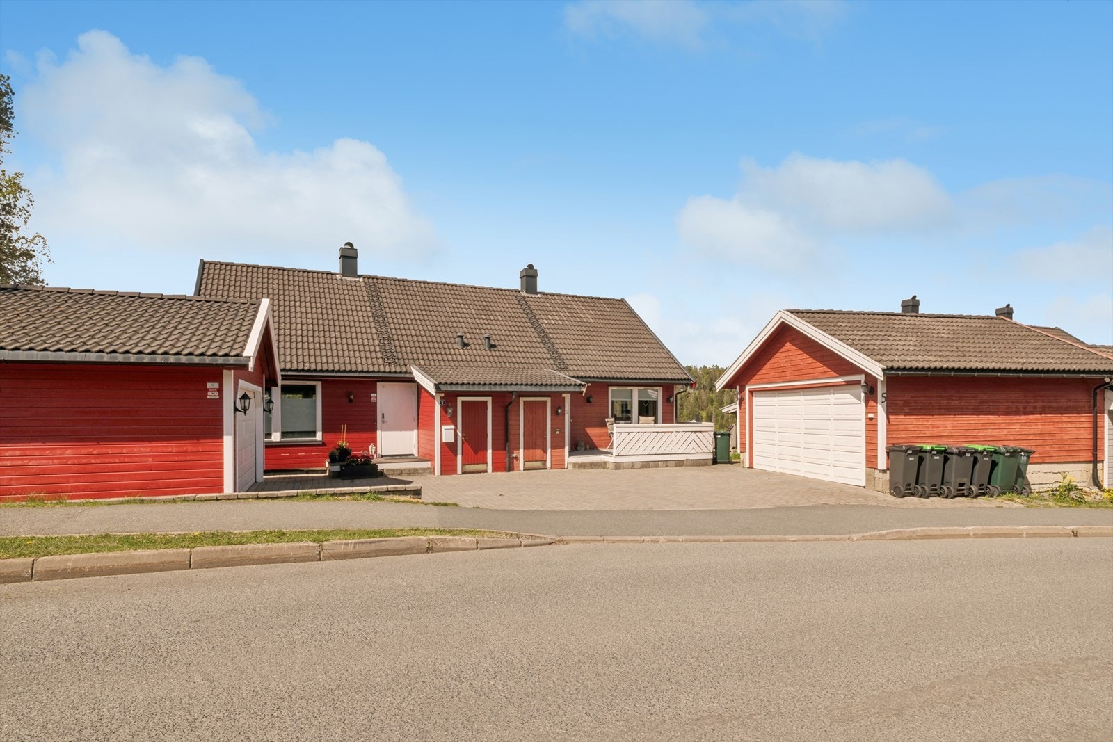 Tomannsboligen ligger i et etablert og barnevennlig boligområde. Galleribilde