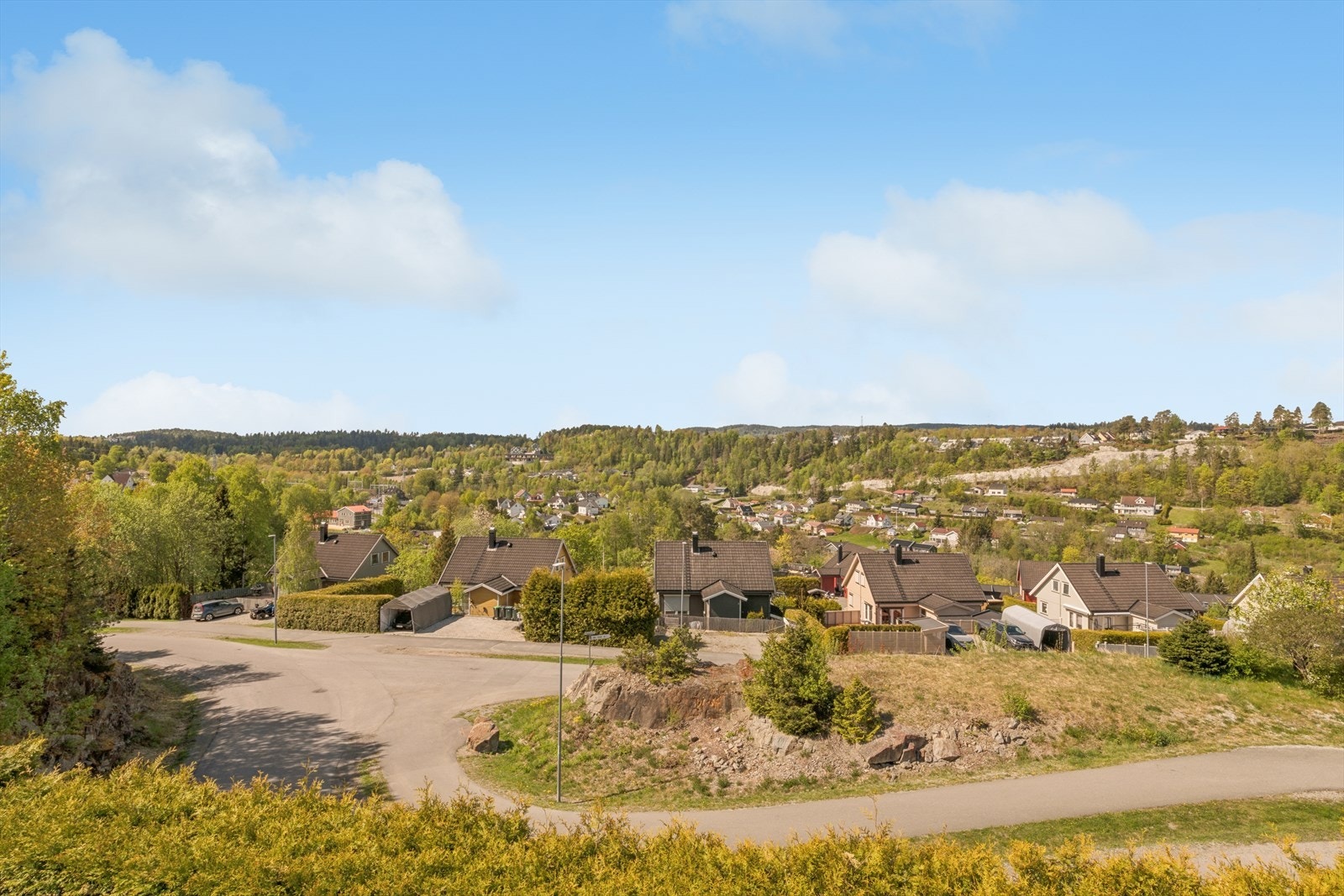 Eikestubben 5 ligger i et attraktivt og barnevennlig område med nærhet til turområder, skoler, handlesenter, offentlig kommunikasjon mm. Galleribilde