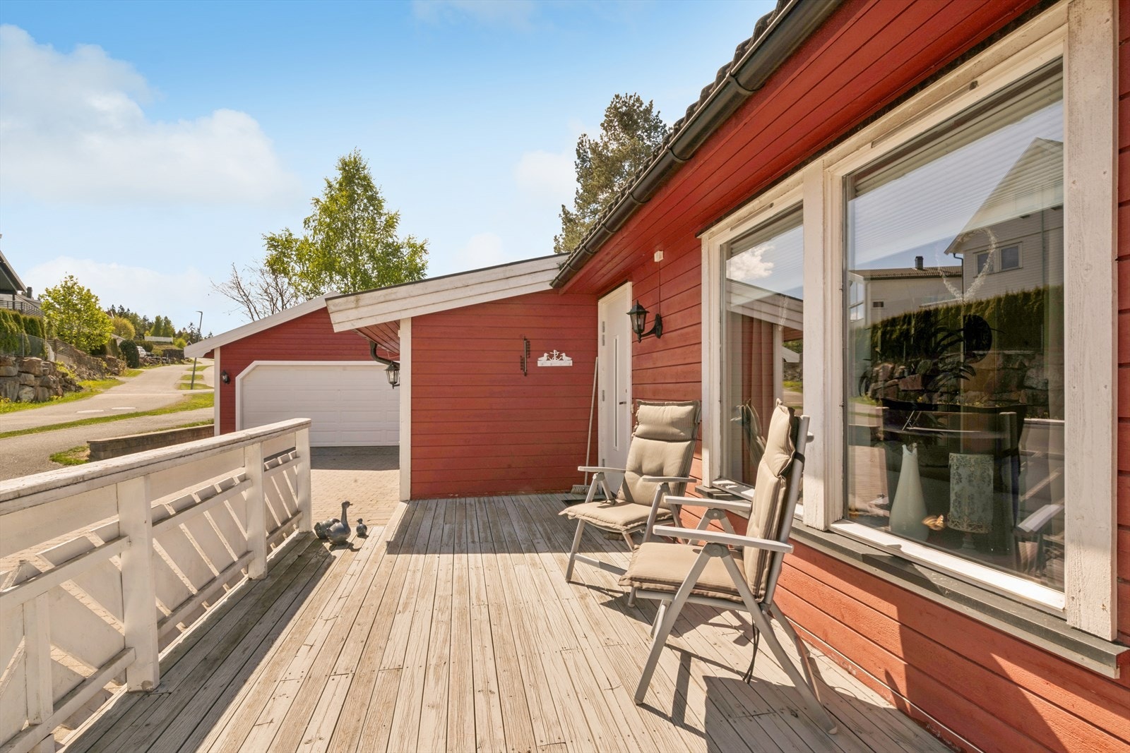 Pent opparbeidet inngangsparti med terrasse. Galleribilde