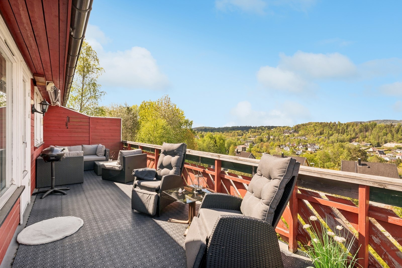 God plass til utemøblement, grill og beplantning. Galleribilde
