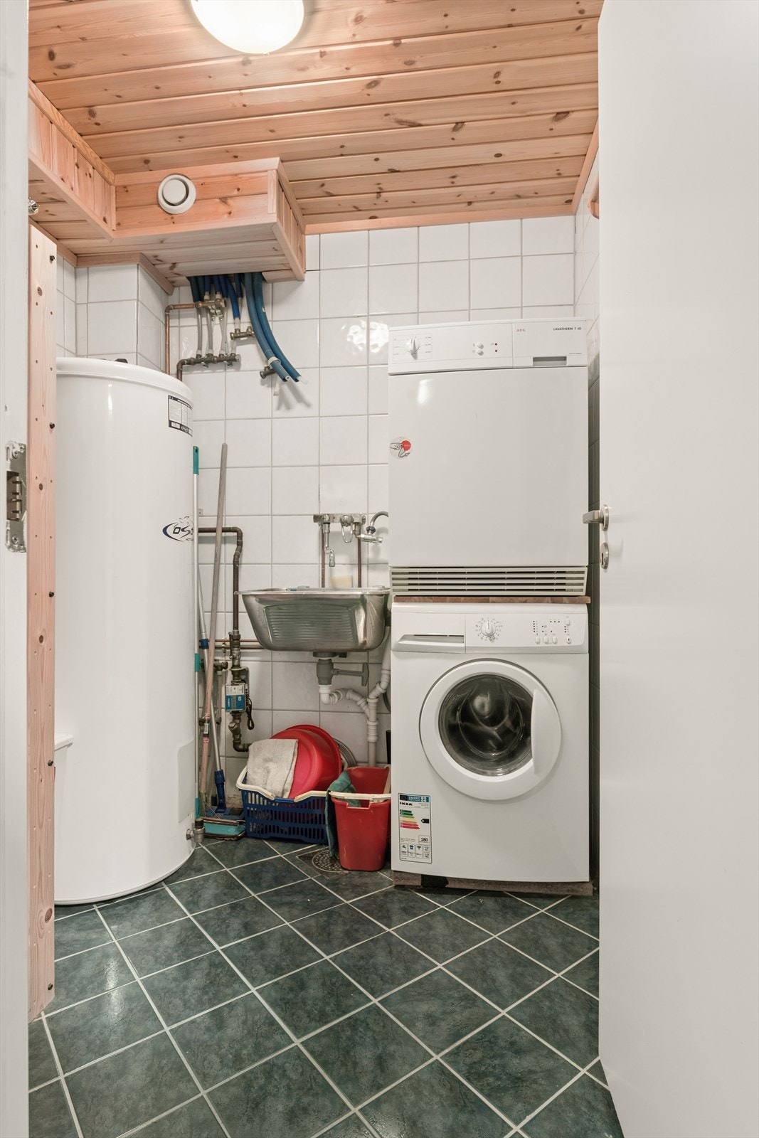 Separat vaskerom med fliser gulv m/varmekabler, fliser på vegg og panel i himling. Utslagsvask og opplegg for vaskemaskin. Galleribilde