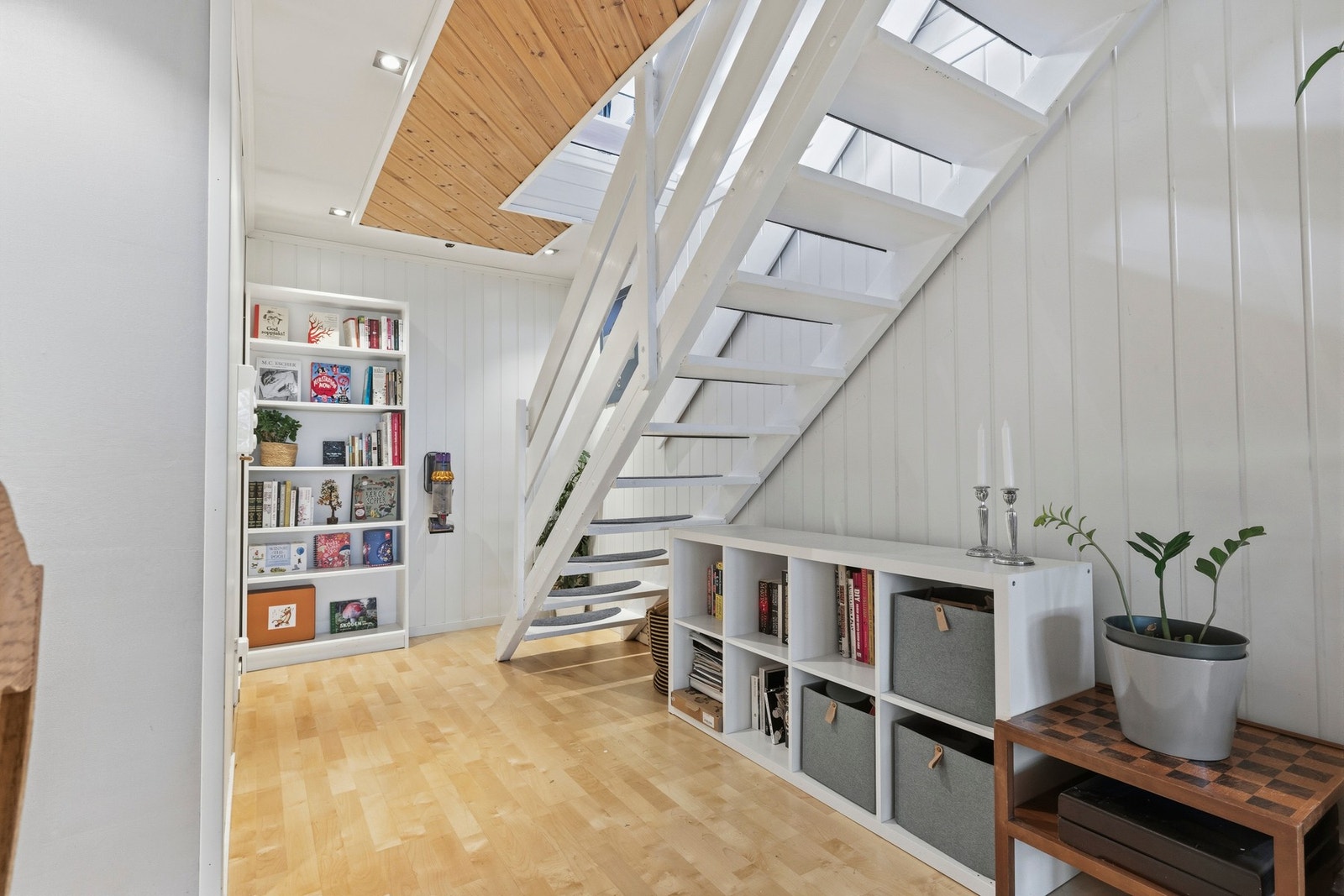Rommet har god plass til diverse oppbevaring Galleribilde