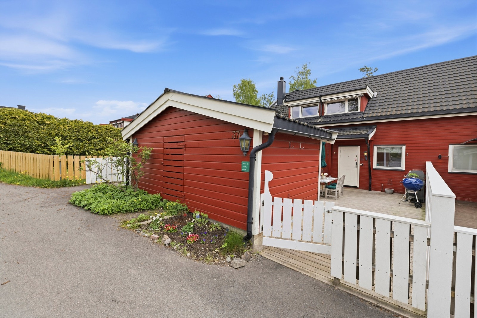 Boligen ligger fint til på feltet og byr på hele tre flotte uteplasser med gode solforhold gjennom dagen Galleribilde