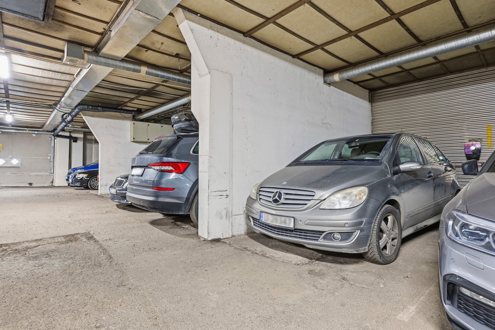 Leiligheten disponerer en garasjeplass med elbillader Galleribilde