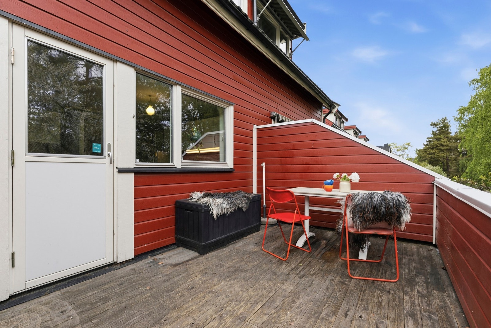 Det er utgang til en østvendt veranda på ca. 11,8 m² Galleribilde