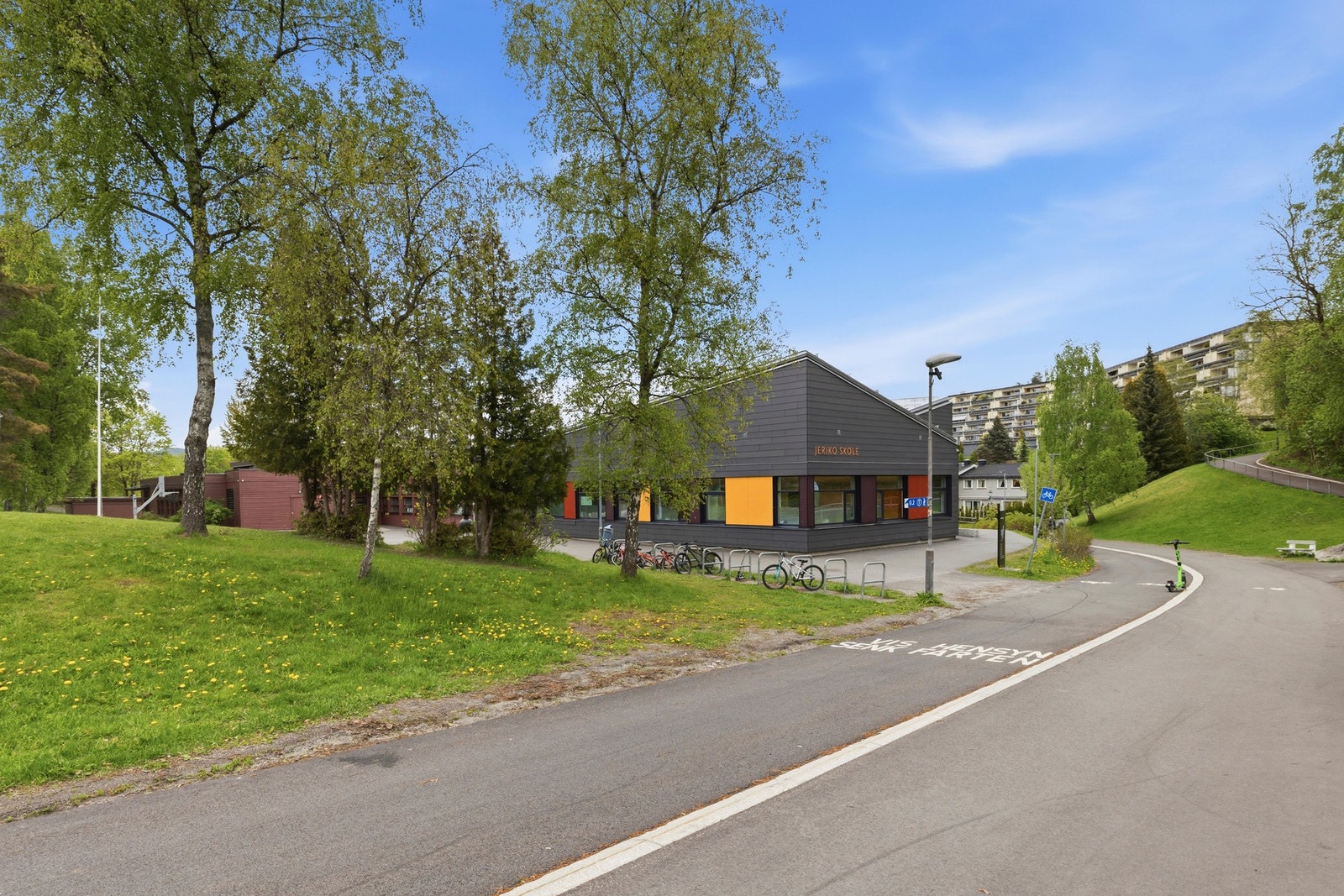 Jeriko barneskole er en ettertraktet skole og ligger få meter unna Galleribilde
