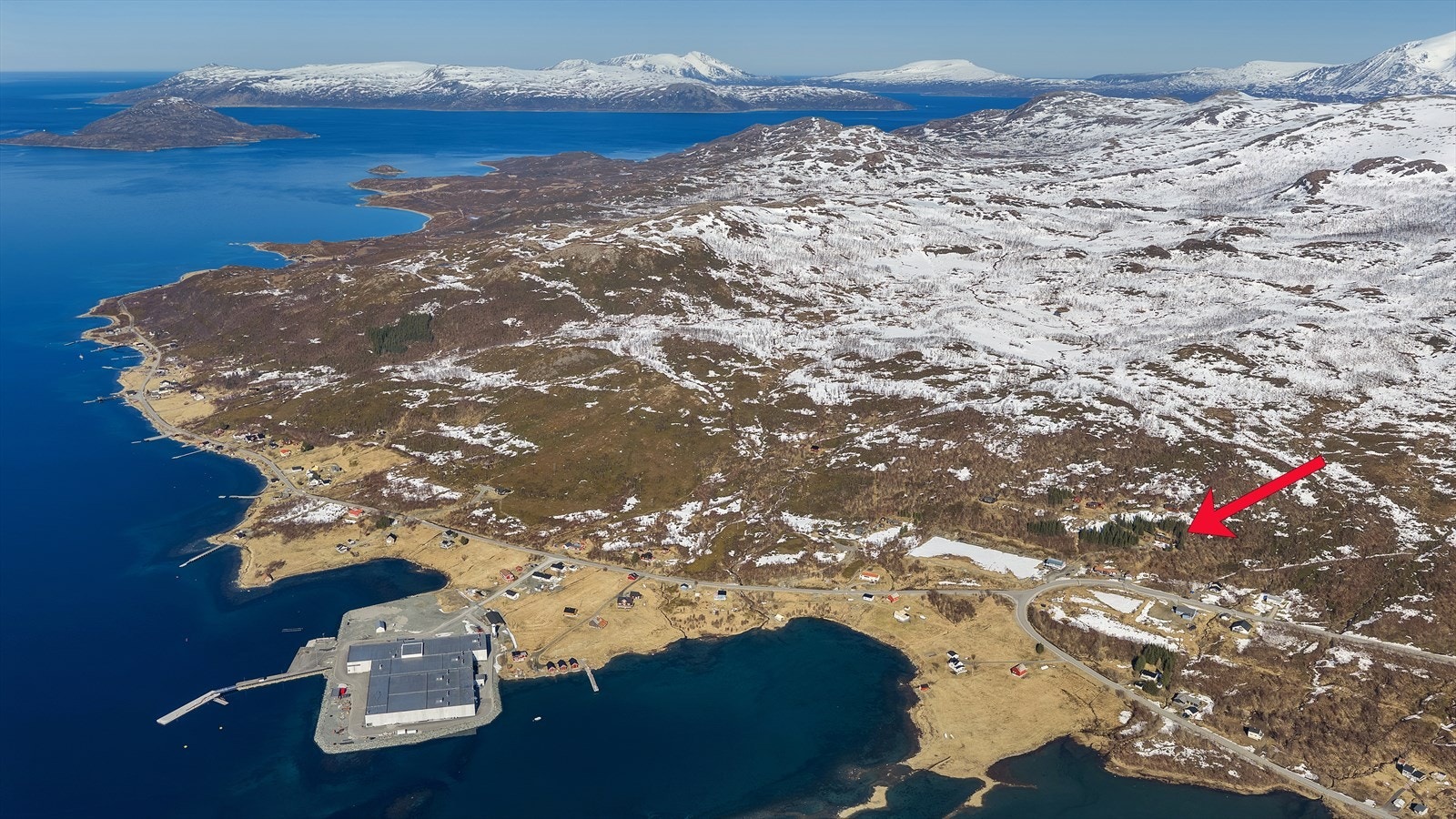 Fritidseiendommen har meget flott beliggenhet i Idylliske Dåfjorden med fantastisk natur og gode forhold for fisk og fangst. Galleribilde