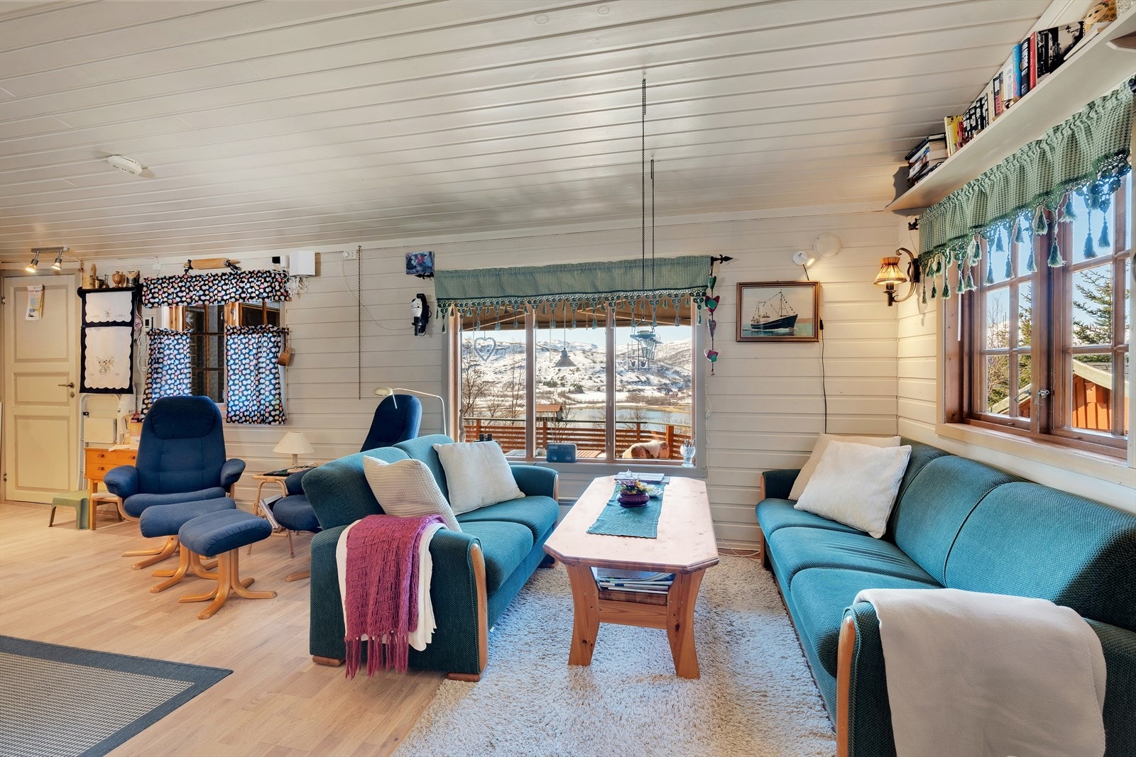 Fritidseiendommen holder gjennomgående god standard, med en flott planløsning og romslig plass. Galleribilde