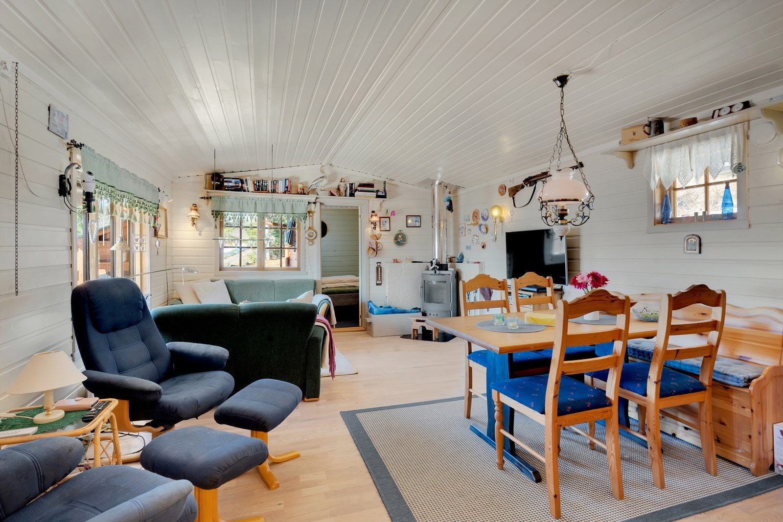 Rommet byr på god plass til flere sittegrupper samt vedfyring som skaper ekstra trivsel. Galleribilde