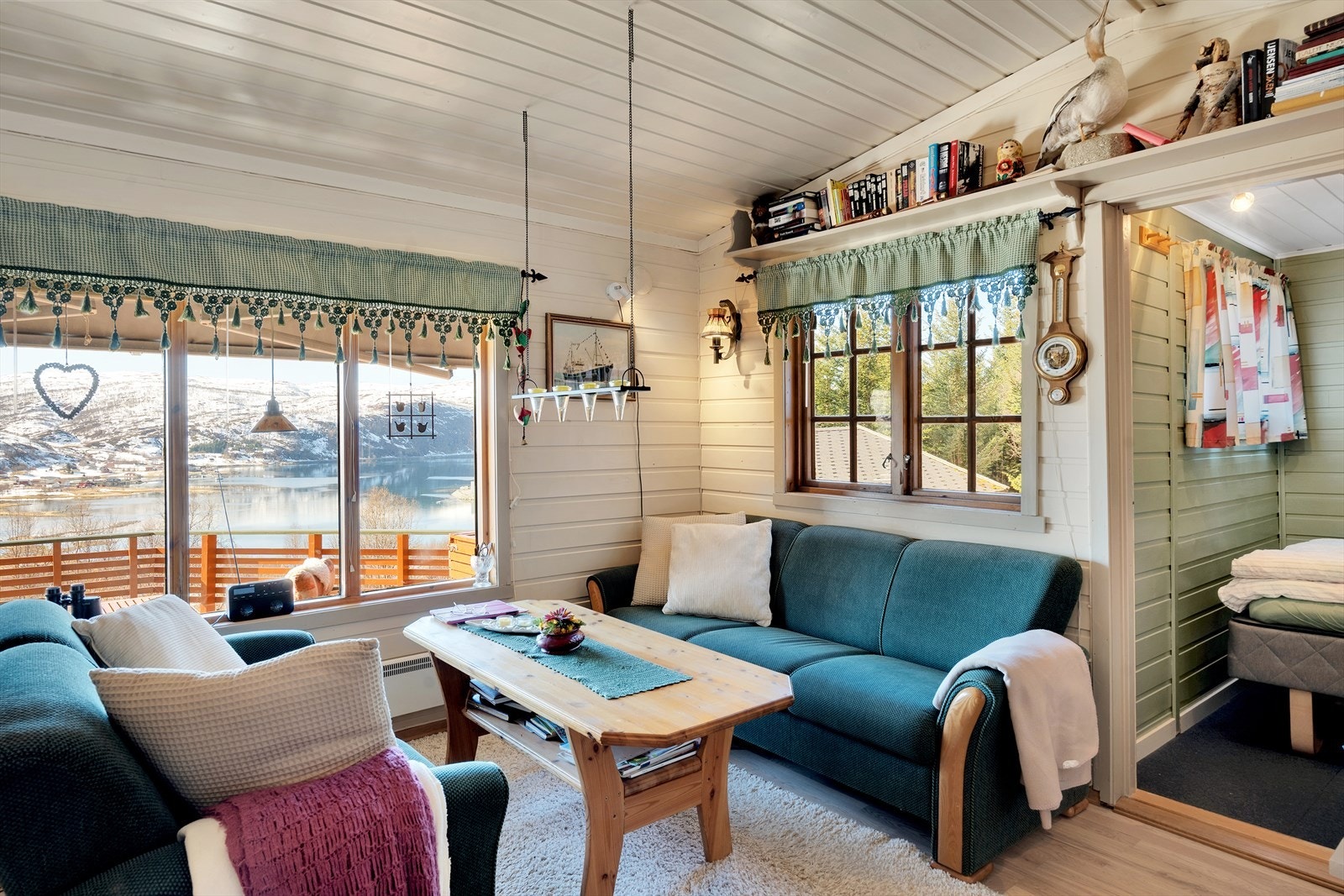 Store vindusflater som slipper inn den nydelige utsikten. Galleribilde