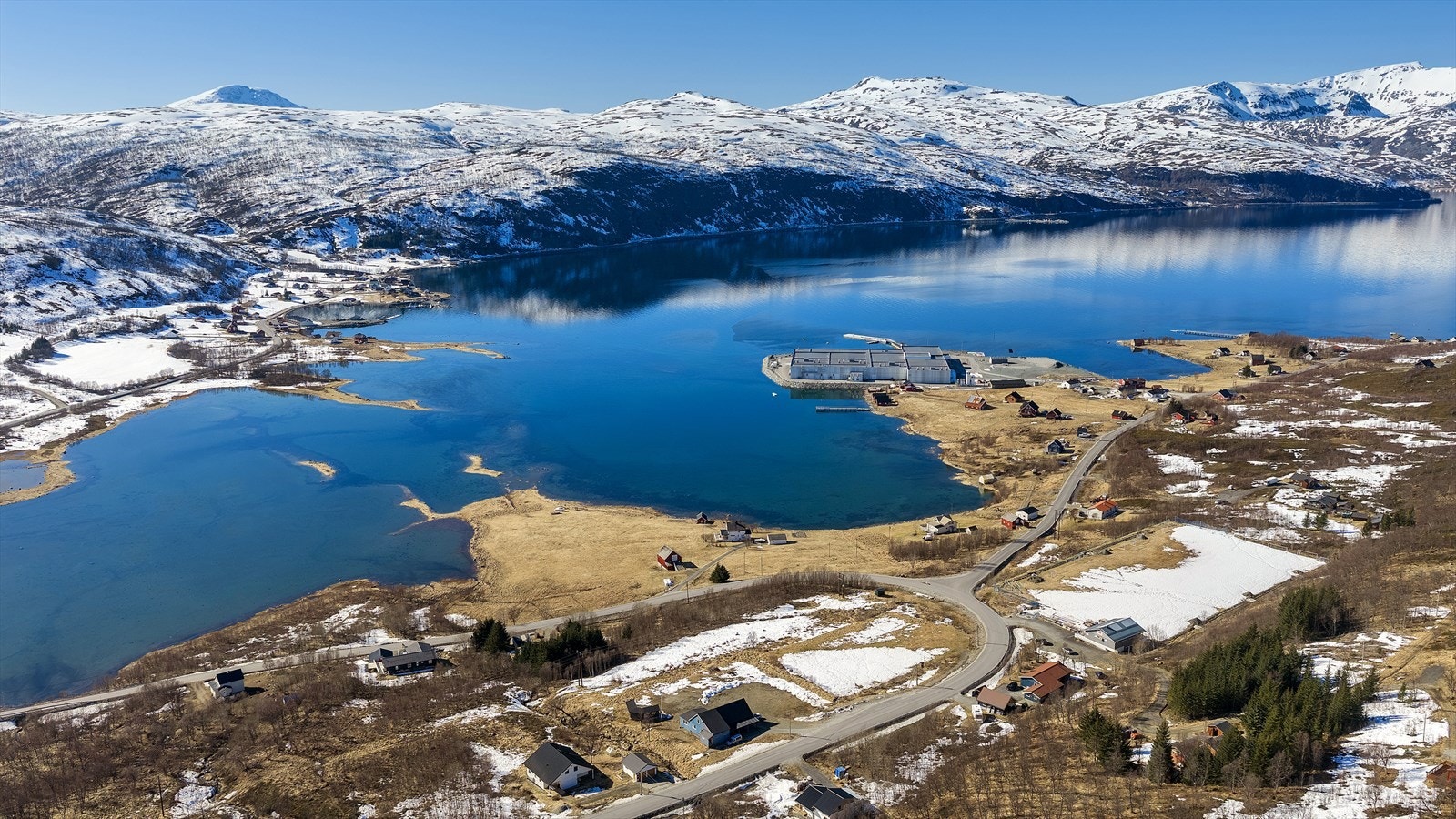 Eiendommen ligger ca. 13-15 km fra Hansnes, som er kommunesenteret, og ca. 64-66 km fra Tromsø sentrum (omtrent én times kjøring). Galleribilde