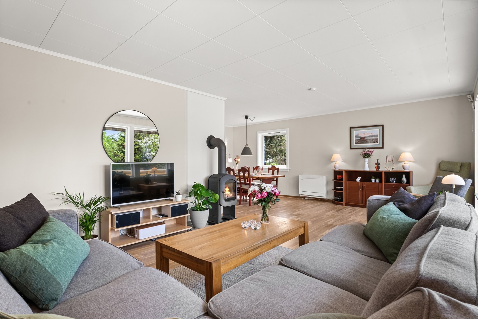 Det er god plass til sofagruppe og tv-løsning i den ene enden av rommet, og full spisestue i delen mot kjøkkenet. Galleribilde