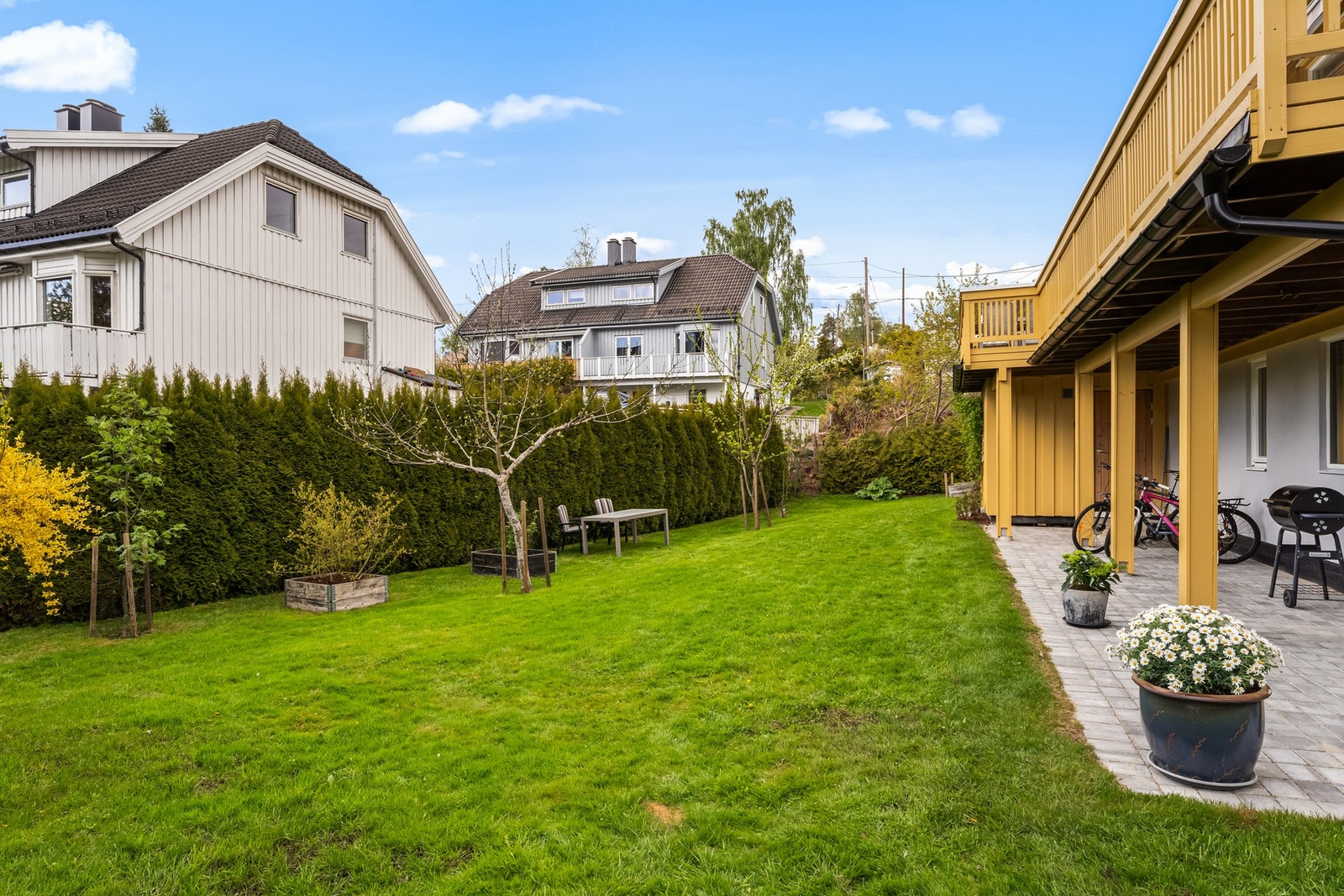 Utenfor underetasjen er det anlagt en steinsatt markterrasse fra 2024 som overbygges av en fin veranda på 28 kvm. Galleribilde