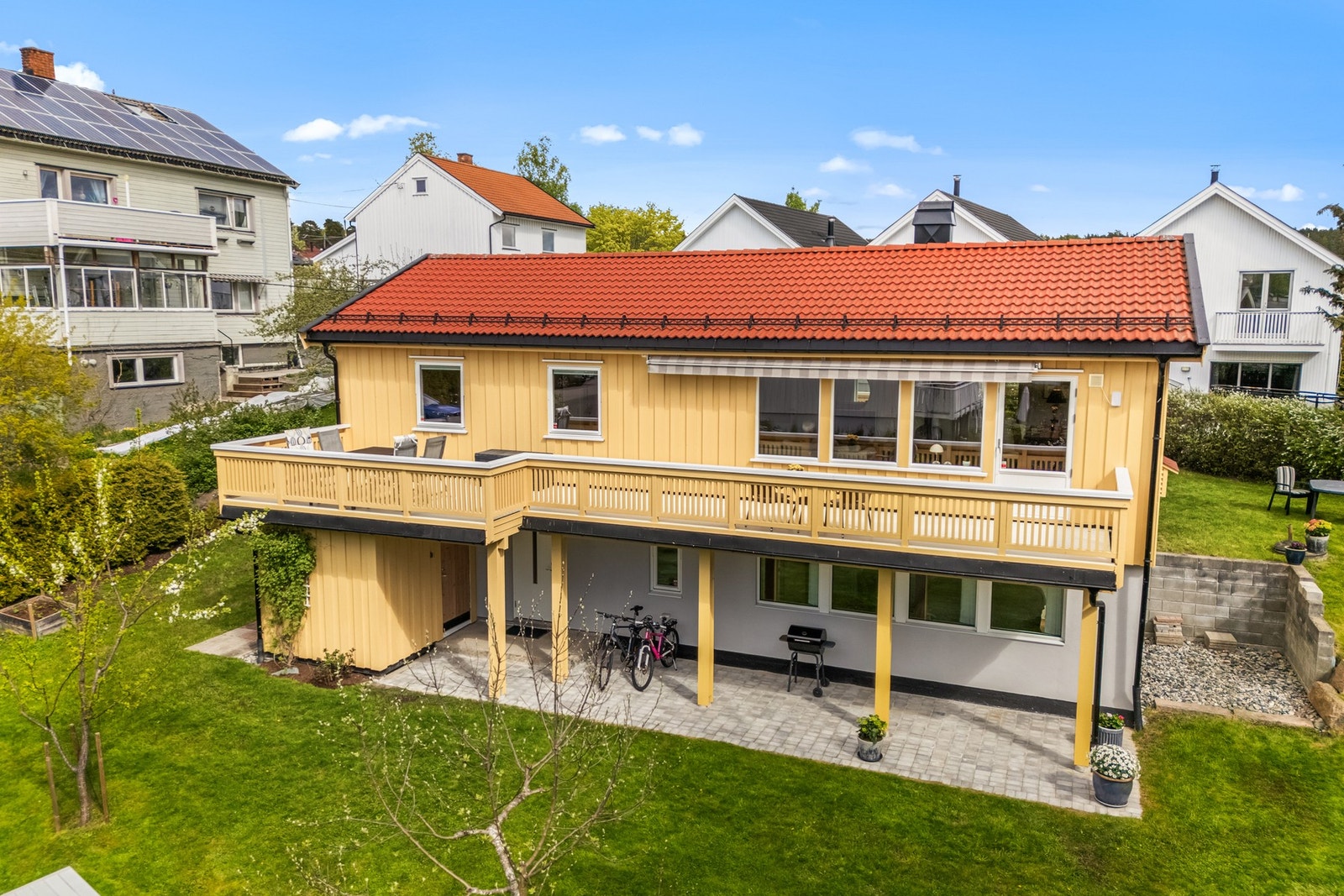 Vestveggen fikk etterisolering, nye vinduer og terrassedør i 2014 og det ble byttet kjøkkenvindu i 2015, samt byttet vinduer i underetasjen og på nordveggen i 2016. Galleribilde