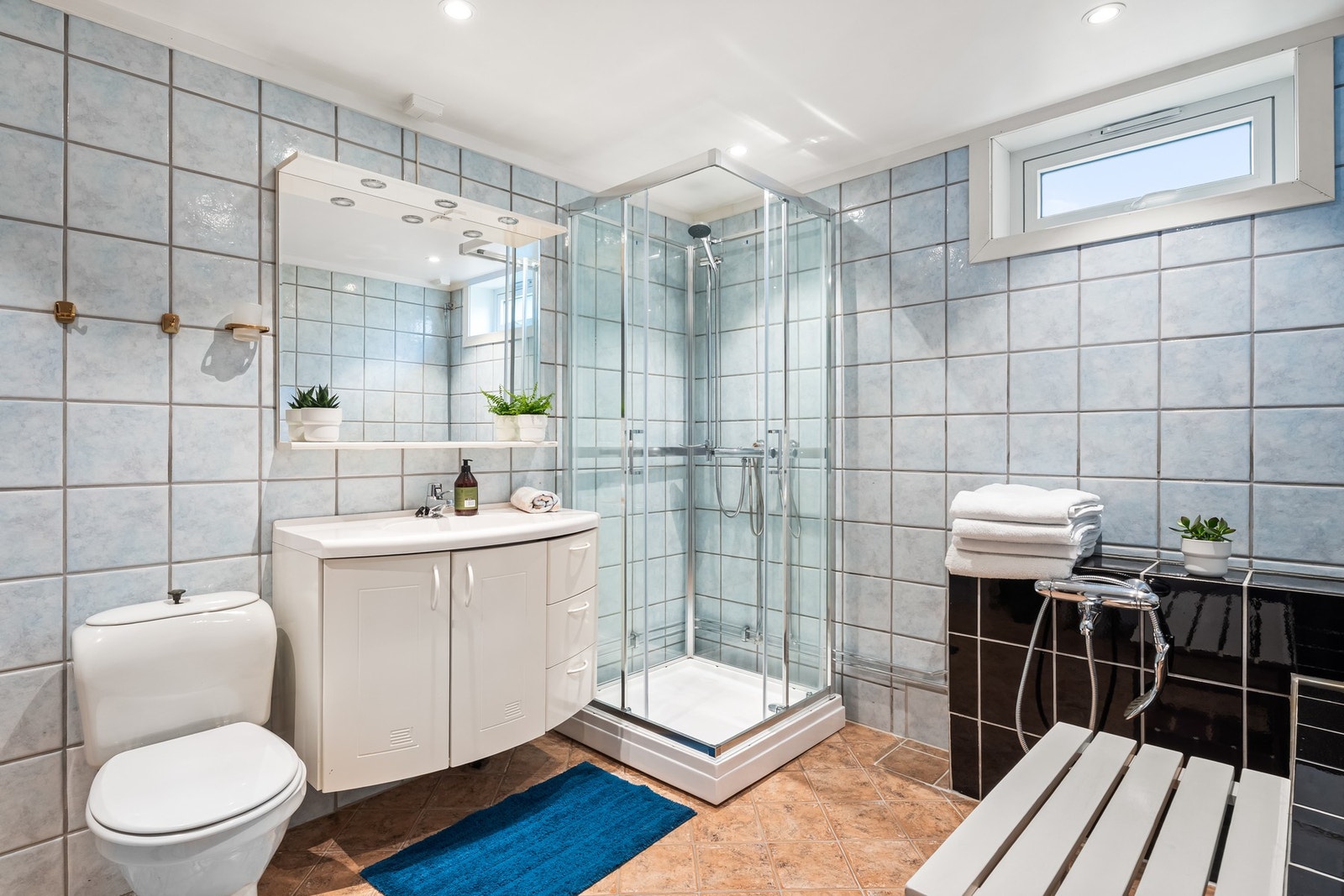 Badet i underetasjen er eldre, men fikk nytt tak, samt omlegging av lys og stikk i 2016. Galleribilde