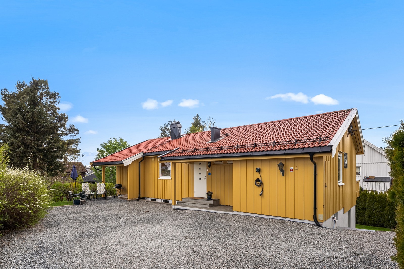 Boligen fremstår velholdt med flere gode oppgraderinger fra de siste 20 år. Gårdsplassen er gruset og kantet med hekk. Elbillader på veggen. Galleribilde