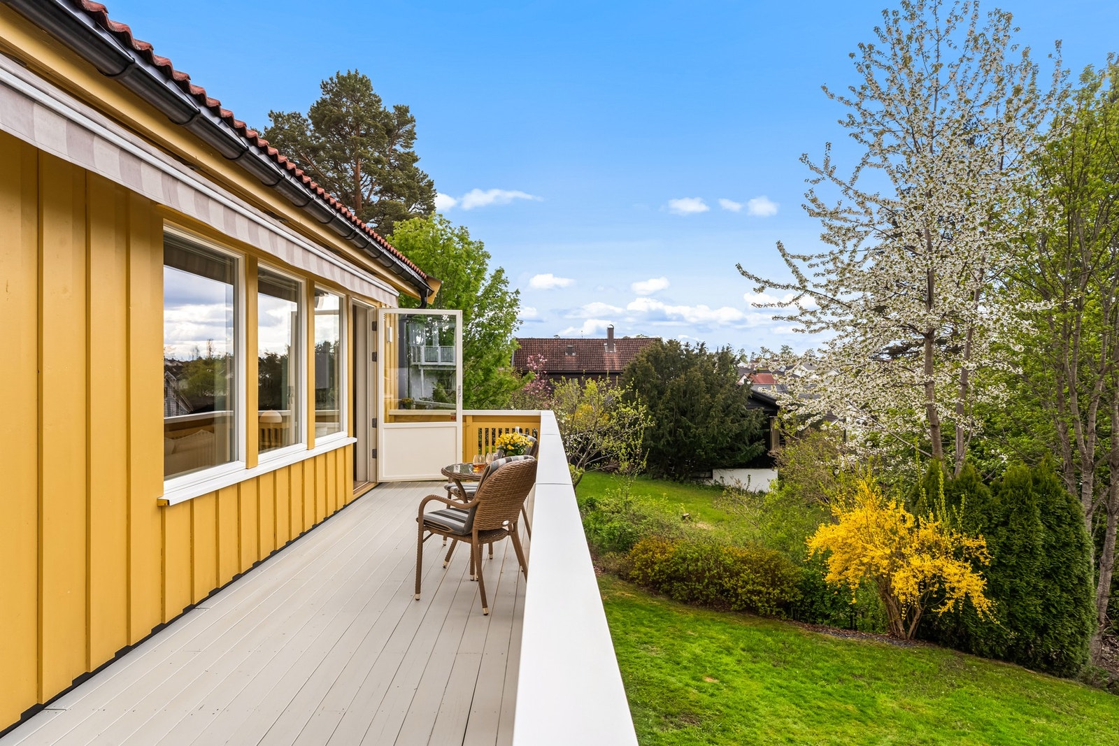 Attraktiv familiebolig med solrike uteplasser, familievennlig planløsning og velholdt standard. Gårdsplass m/elbillader. Galleribilde
