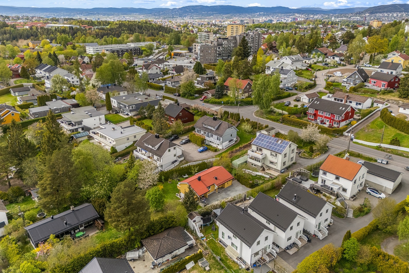 Boligen ligger i et veletablert og barnevennlig område, i gangavstand til butikker, T-banestasjon og flotte rekreasjonsområder i marka. Galleribilde