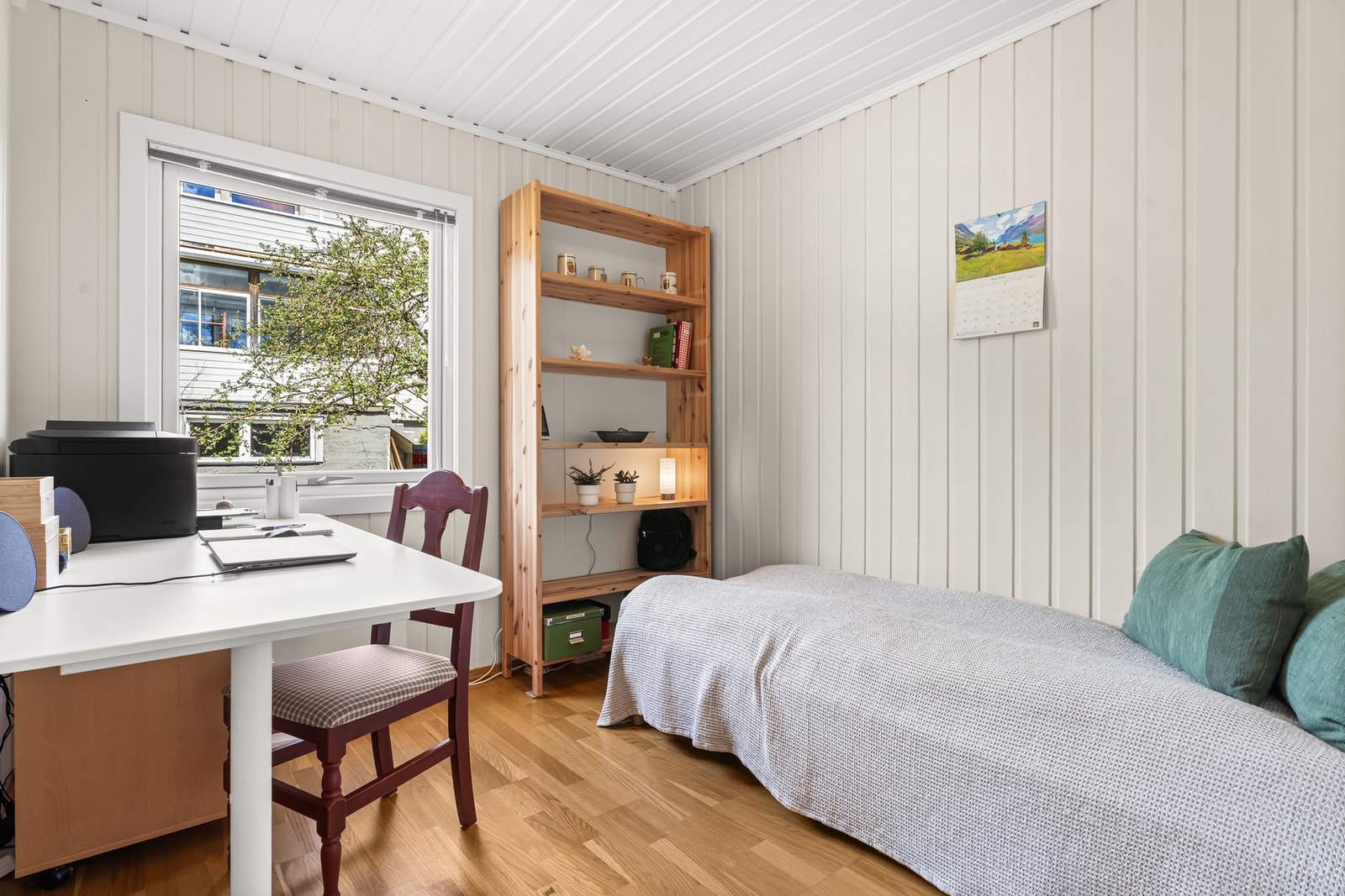 Soverom II er også av god størrelse, med fin plass til seng og kontorpult. Galleribilde