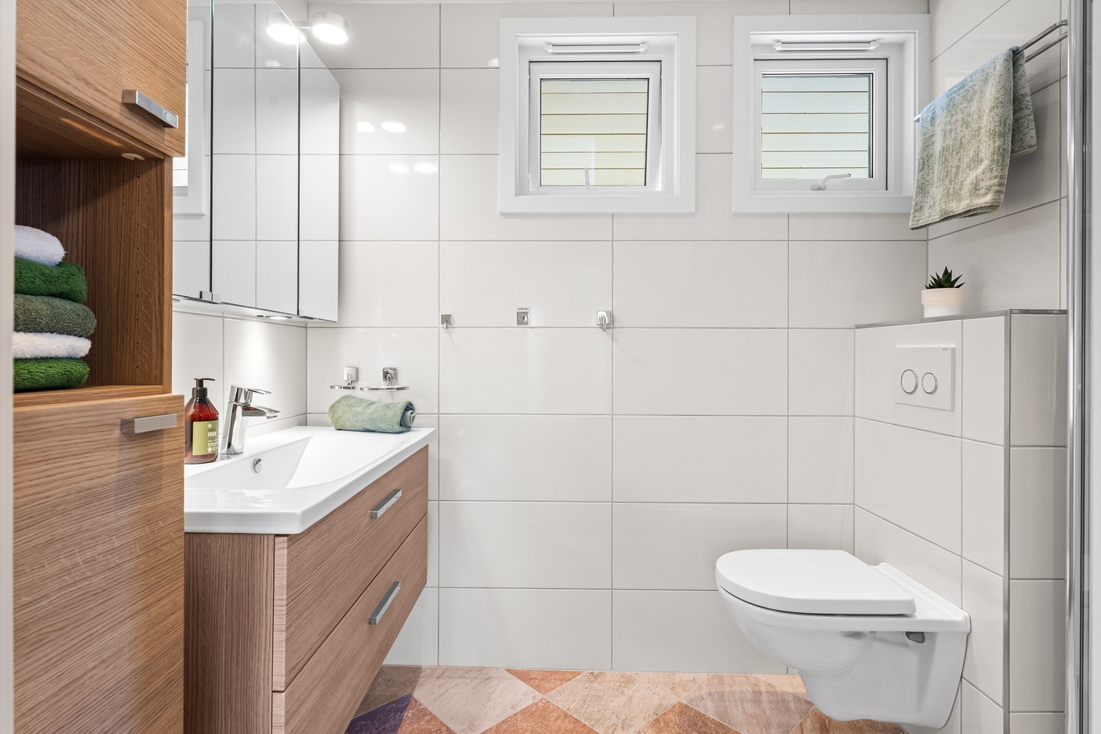 Badet i første etasje fremstår delikat og ble pusset opp i 2014. Det ble byttet servant og satt inn nye dusjdører i 2025. Galleribilde