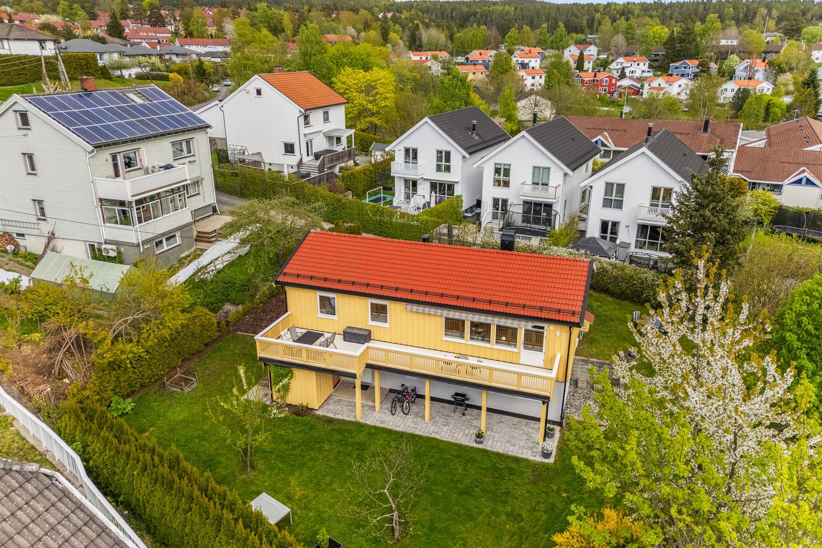 Boligen er jevnlig vedlikeholdt inne som ute, med blant annet nyere vinduer, ytterdører, tak og uteplasser. Galleribilde