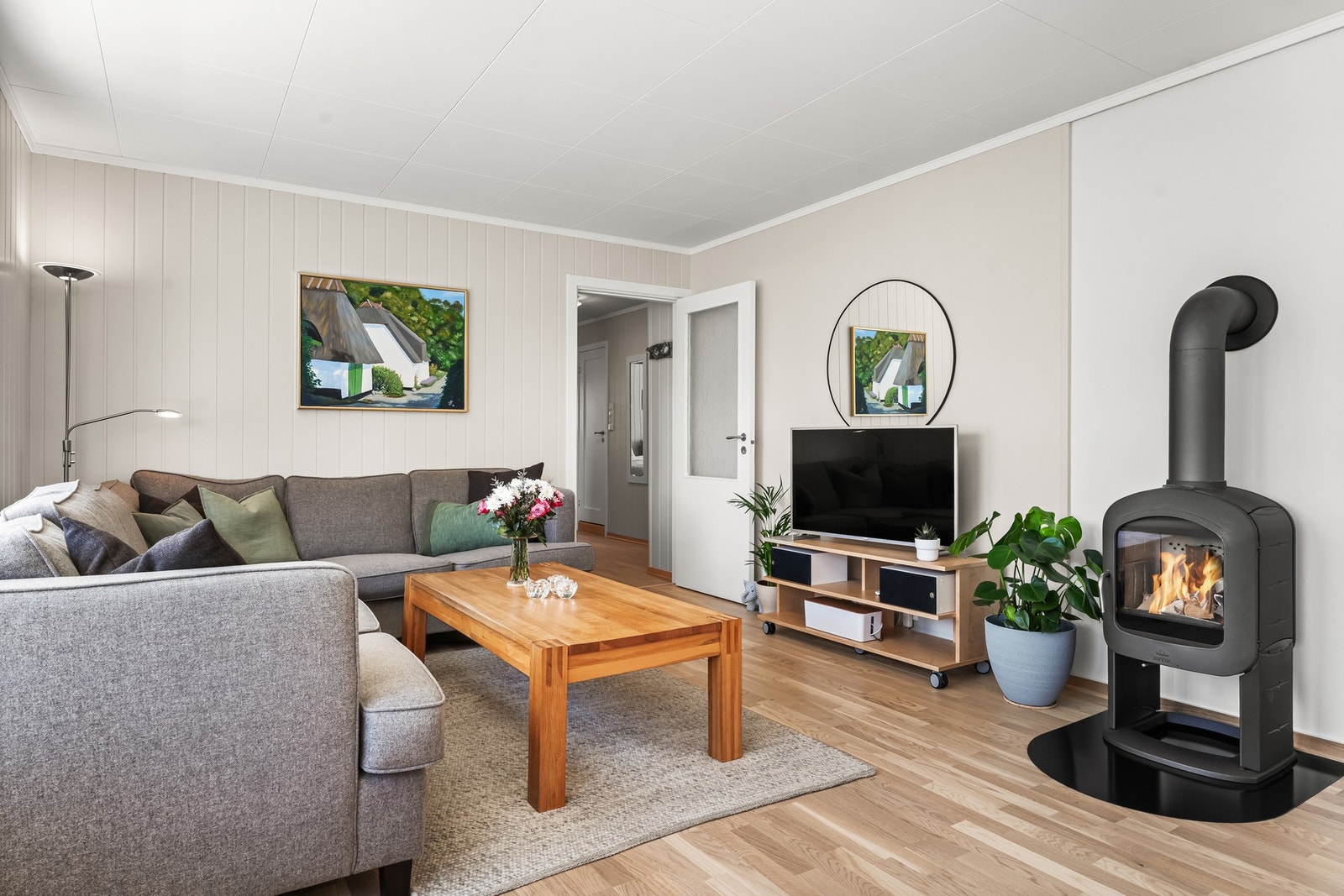 Stuen ble pusset opp i 2025 og har lysmalte veggflater, parkettgulv og hvite takplater. Galleribilde