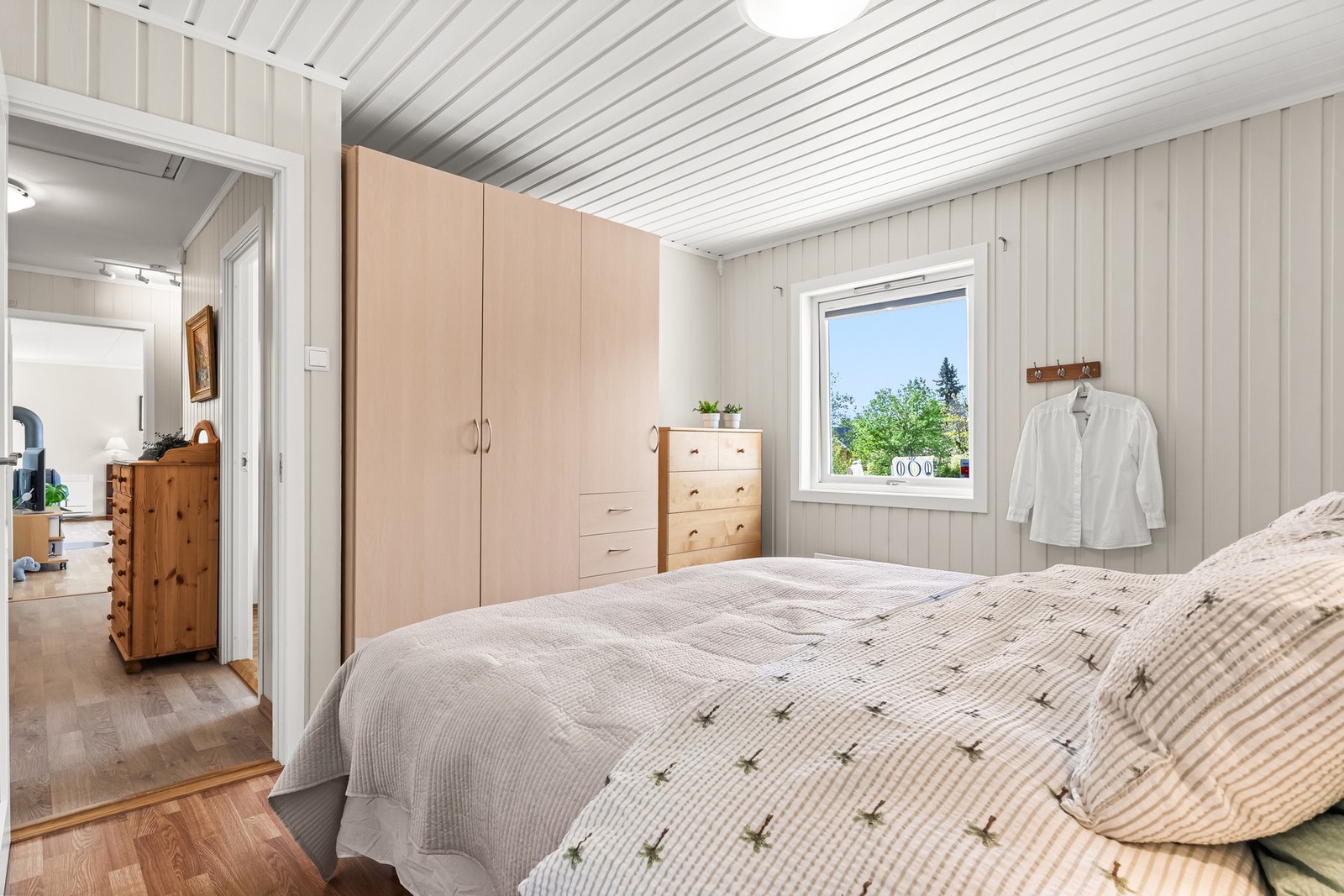 På hovedsoverommet er det god plass til dobbeltseng og nattbord. Her er det satt inn et romslig garderobeskap. Galleribilde