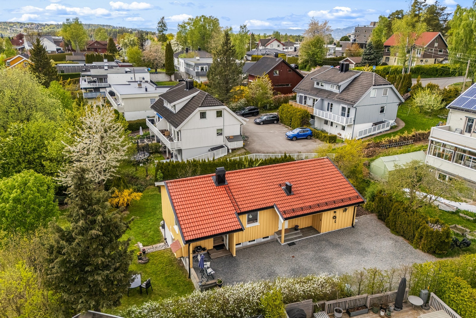 Taket fikk ny takstein i 2012, inkludert nye takrenner og pipebeslag. Stor gårdsplass med parkeringsmuligheter for inntil 4 biler. Galleribilde