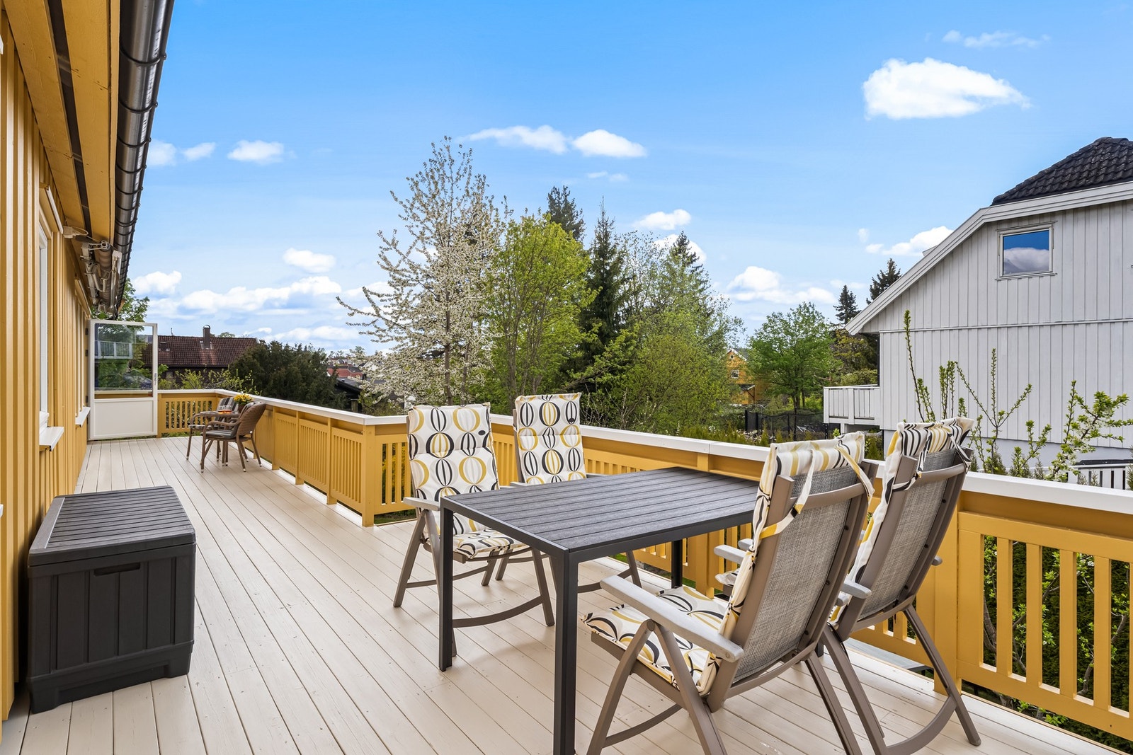 Fra stuen er det utgang til en solrik sydvestvendt veranda på ca. 28 m². Galleribilde